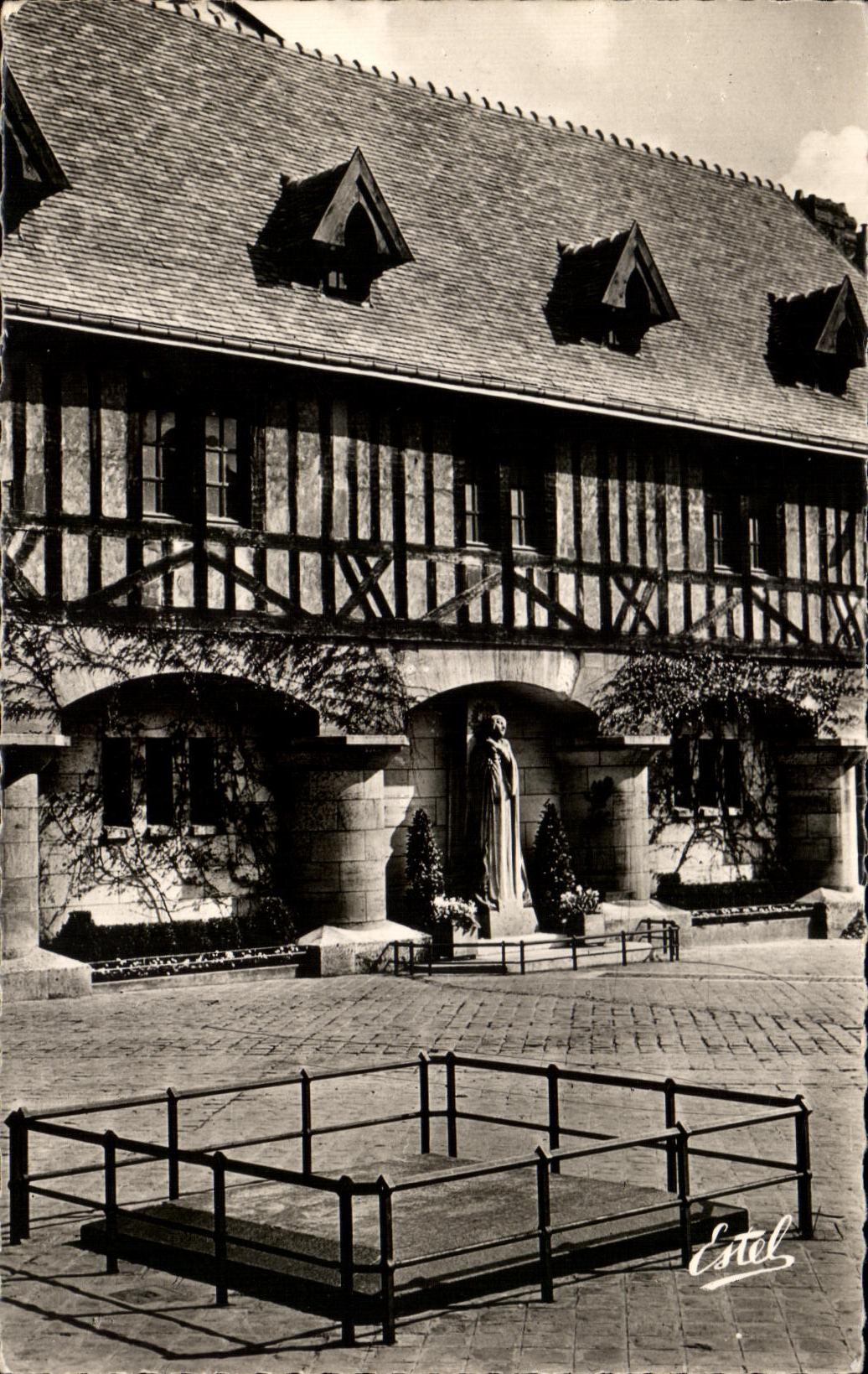 CPA Rouen Places Statue Market of Jeanne Arc Market Place