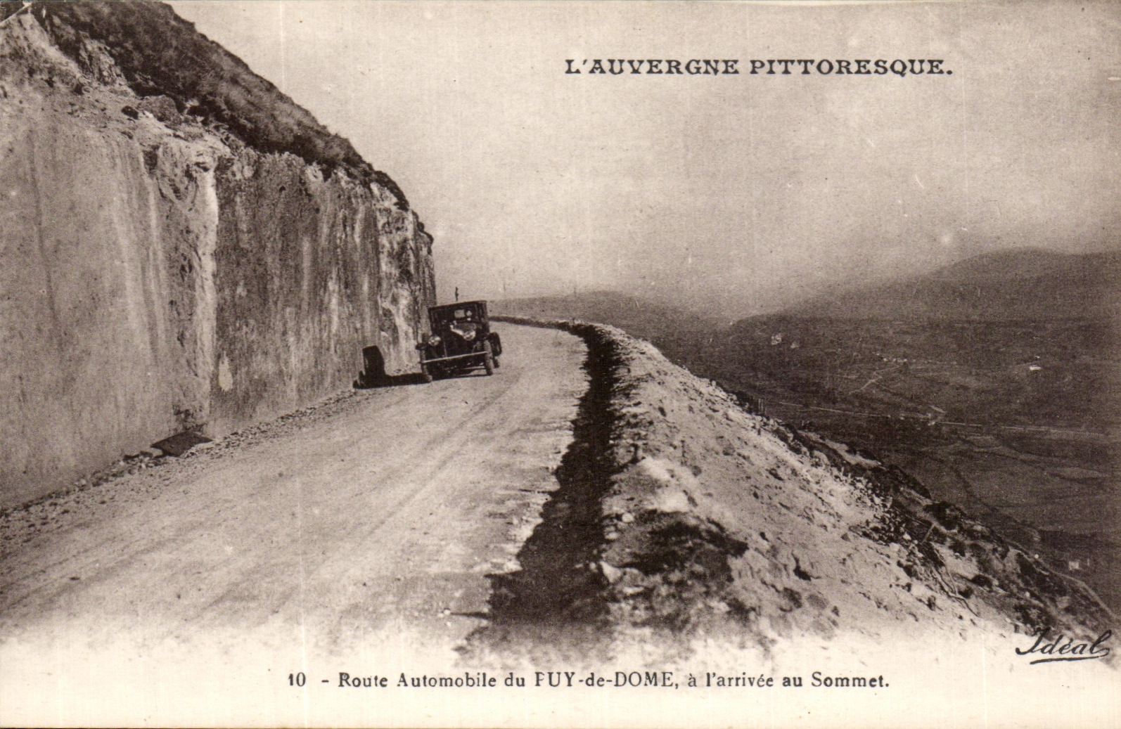CPA Auvergne Pittoresque automobile Road of Puy de Dome has arrived at the top