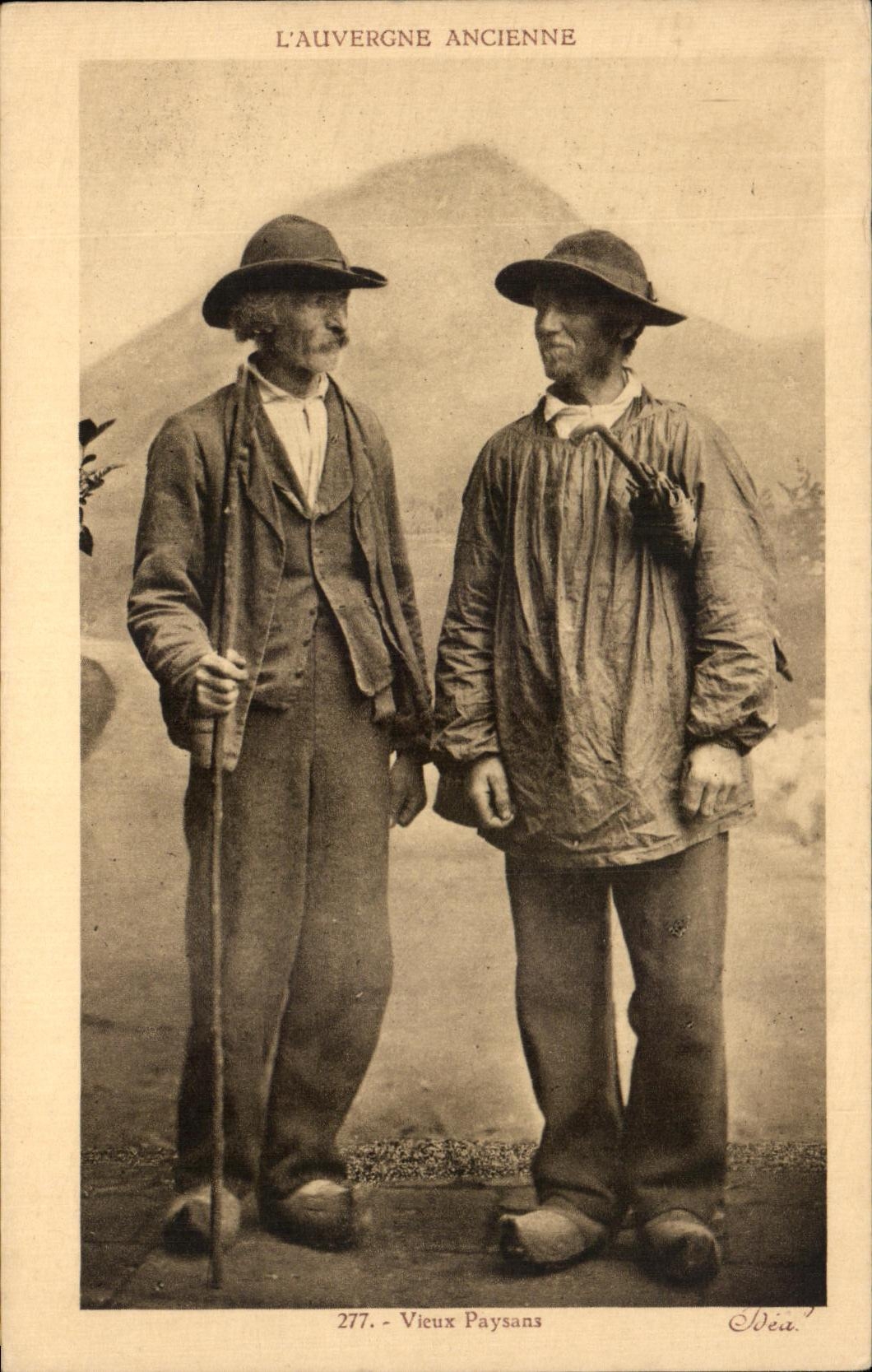CPA L Auvergne Ancienne Vieux paysans Folklore Costume