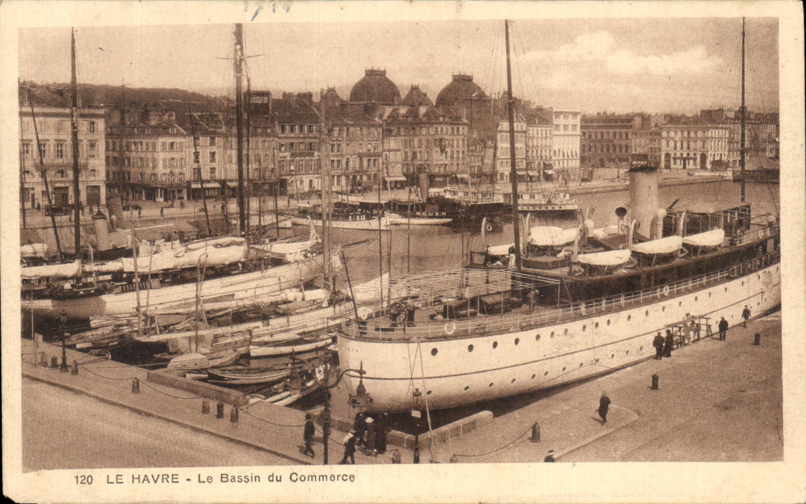 CPA Le Havre Le Bassin du Commerce Bateau