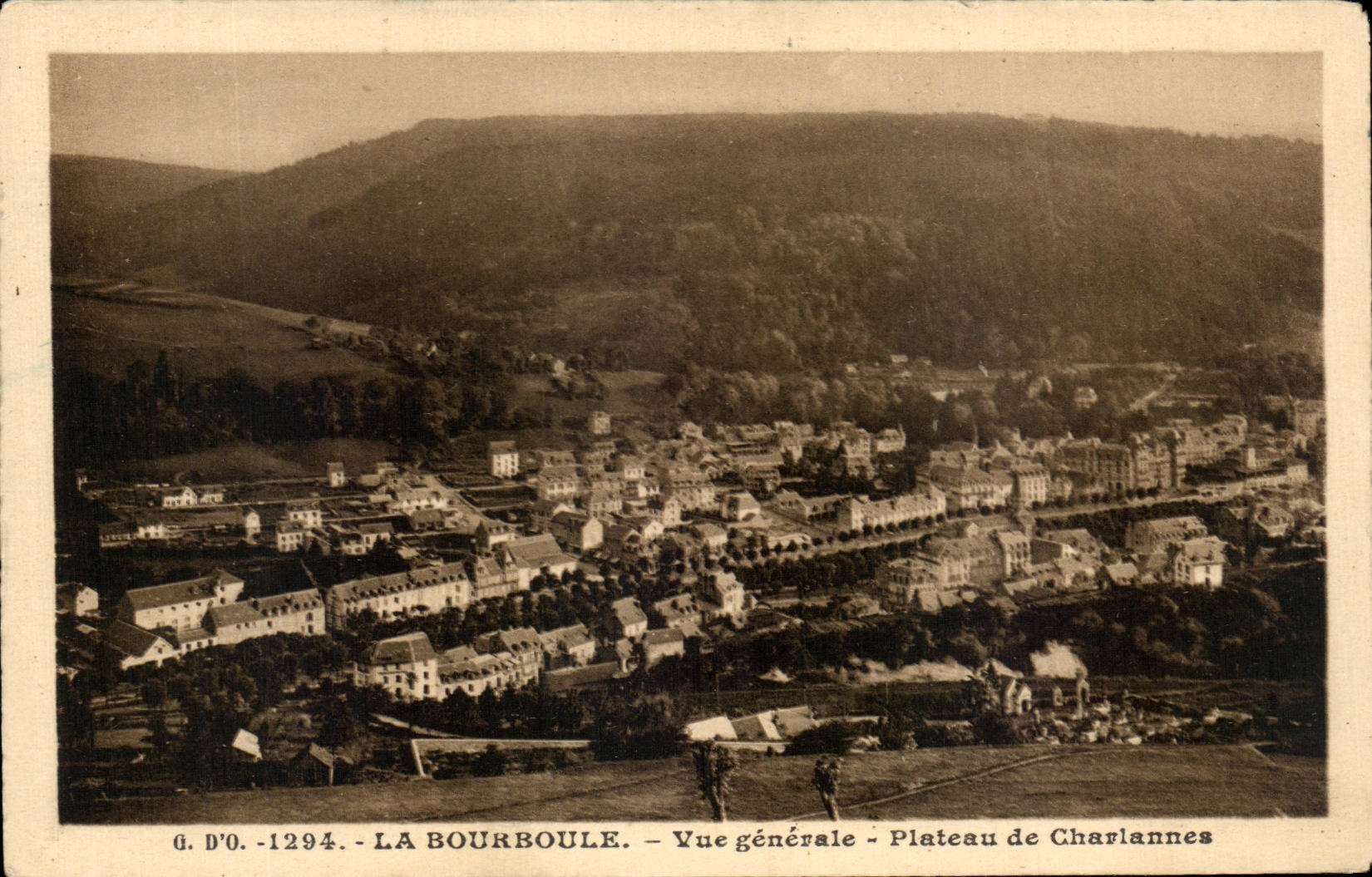 CPA La Bourboule Vue generale Plateau de Charlannes