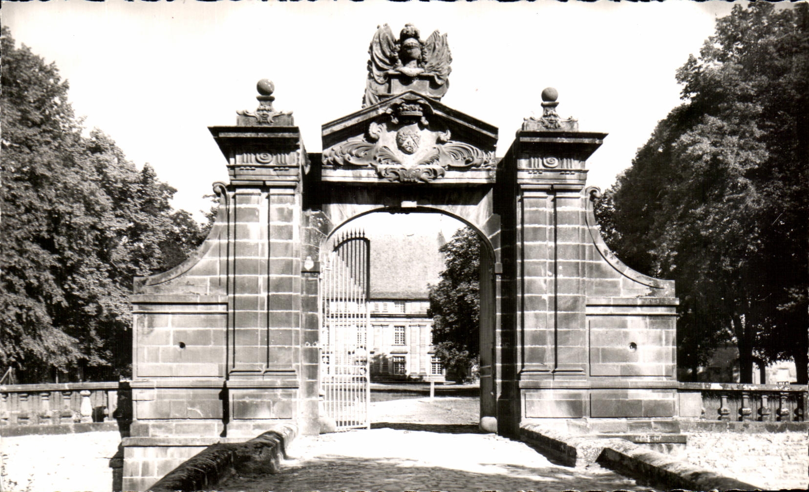 CPASMEnvirons of Vichy and Chatel Guyon Castle Effiat Large gate