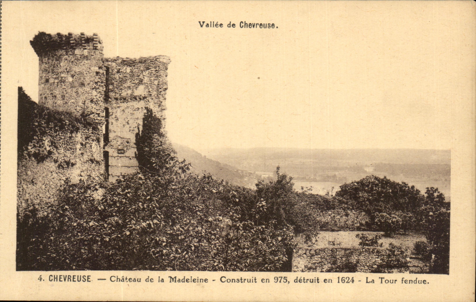 CPA Chaevreues Chateau de la Madeleine Construit en 975 detruit en La Tour fendue