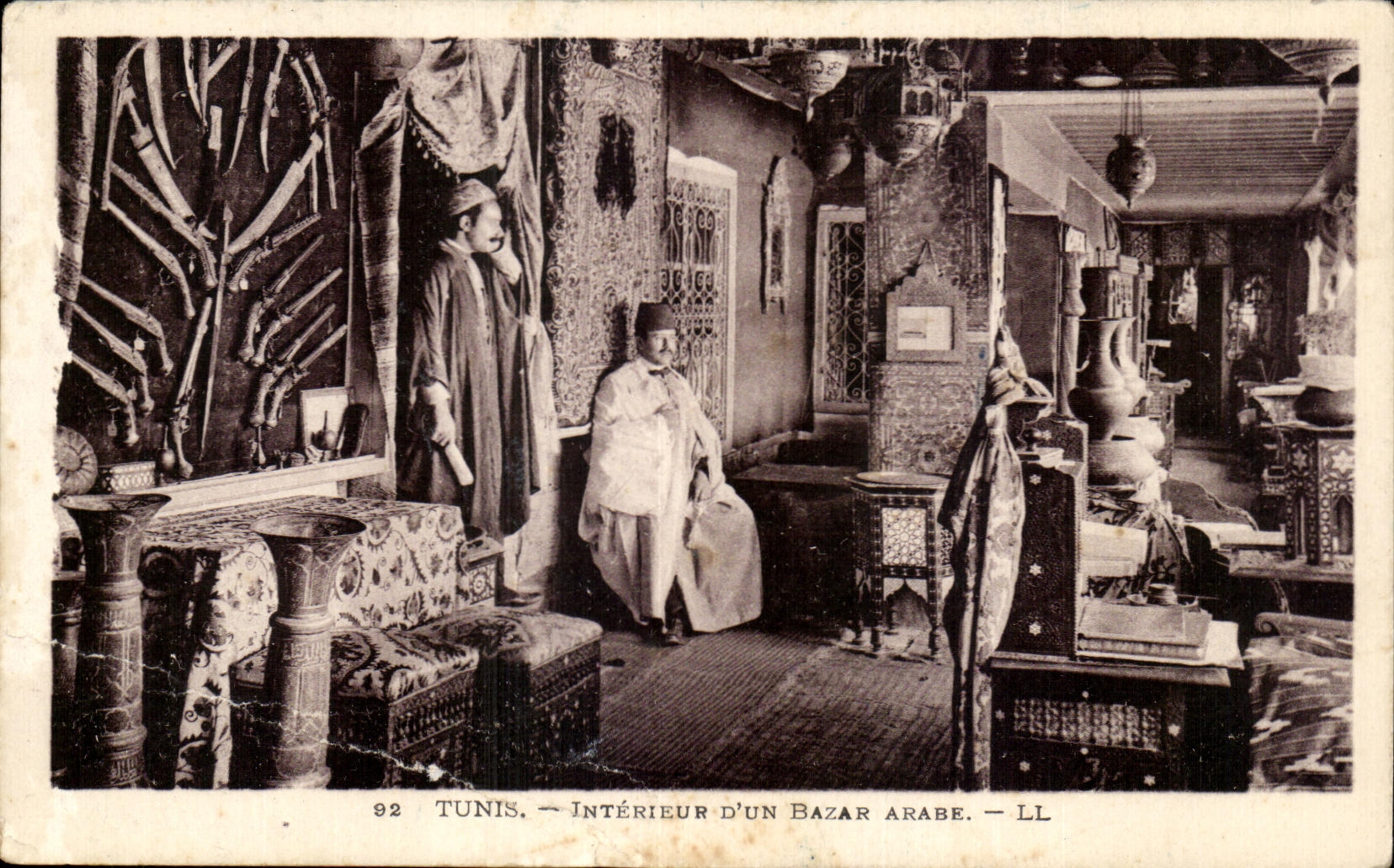 CPA Tunis Interieur D un Bazar Arabe Tunisie