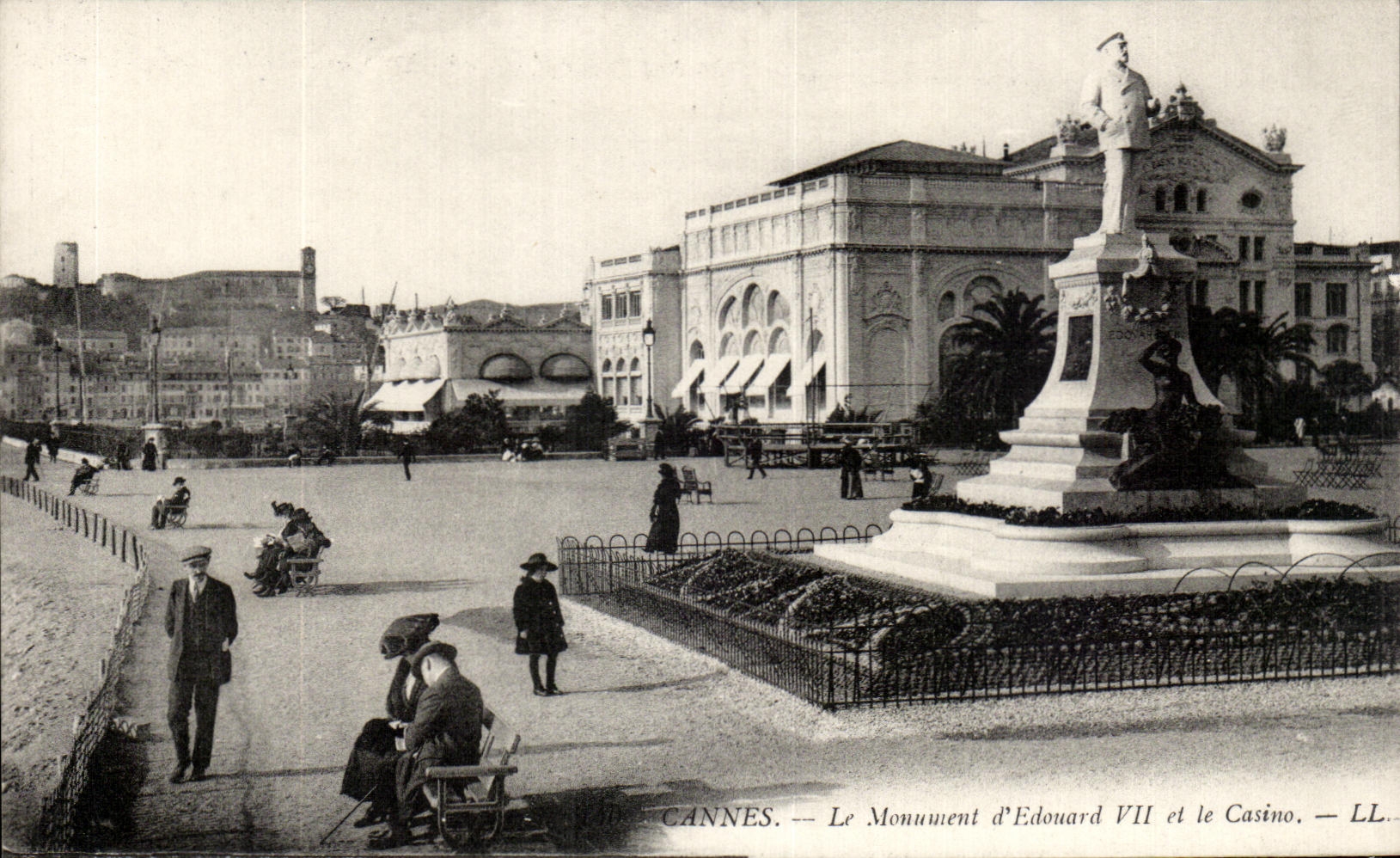CPA Cannes the monument Edouard VII and the Casino