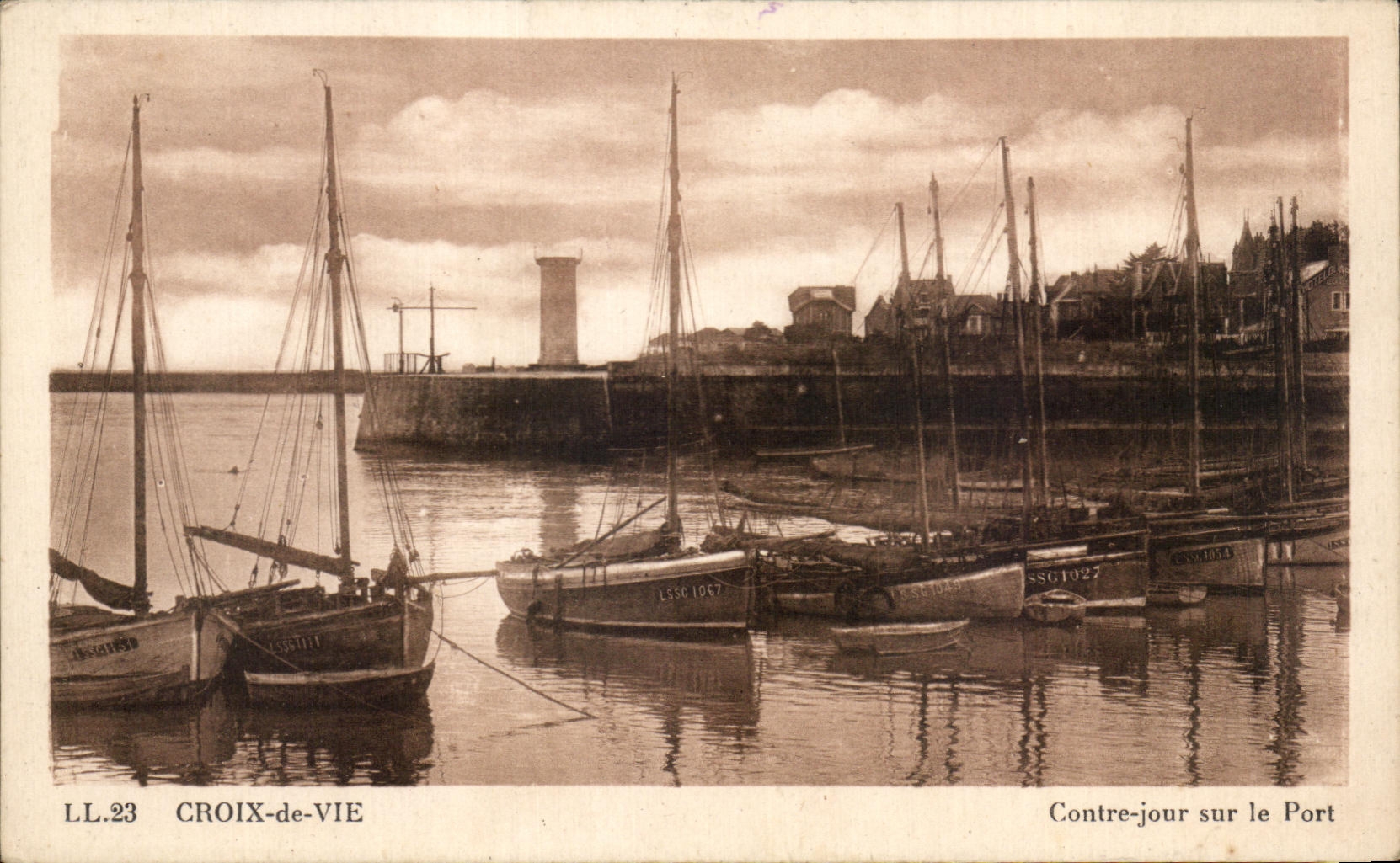 CPA Croix de Vie Contre jour sur le port Bateaux