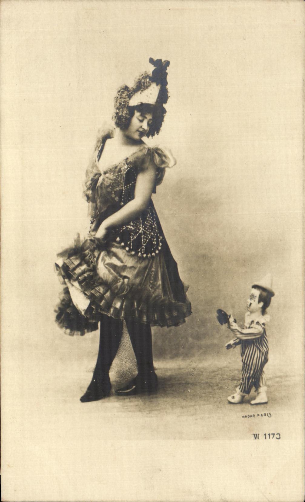 CPA Femme et clown Folklore Costume 