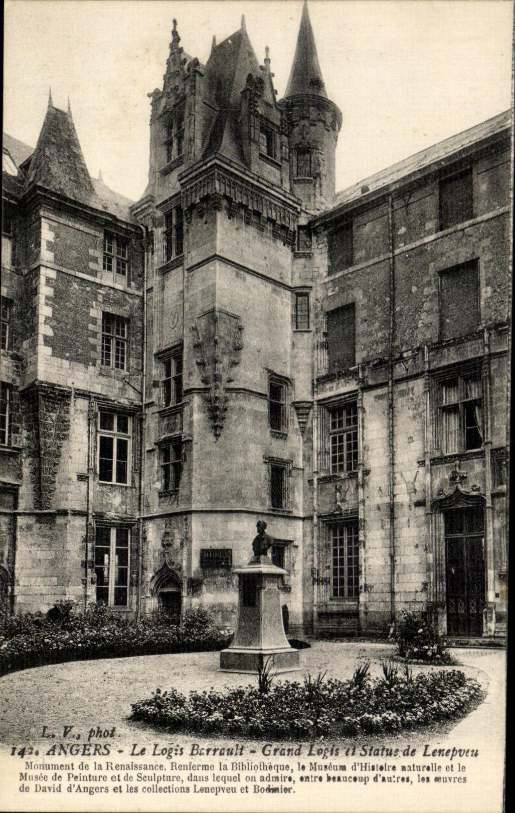 CPA Angers Le Logis Barrault grand Logis et Statue de Lenepveu