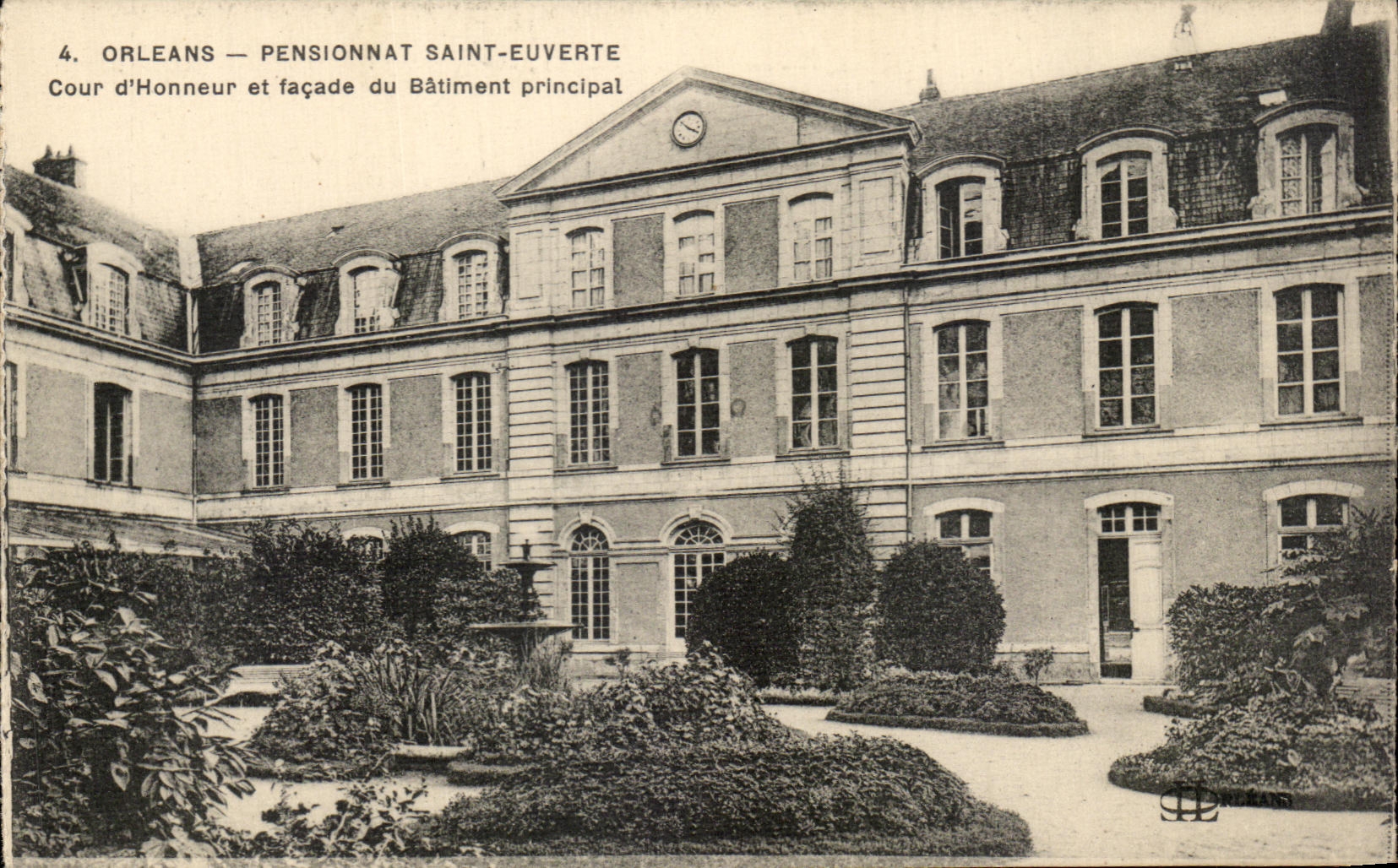 CPA Orleans Pensionnat Saint Euverte Cour d Honneur et facade du Batiment principal