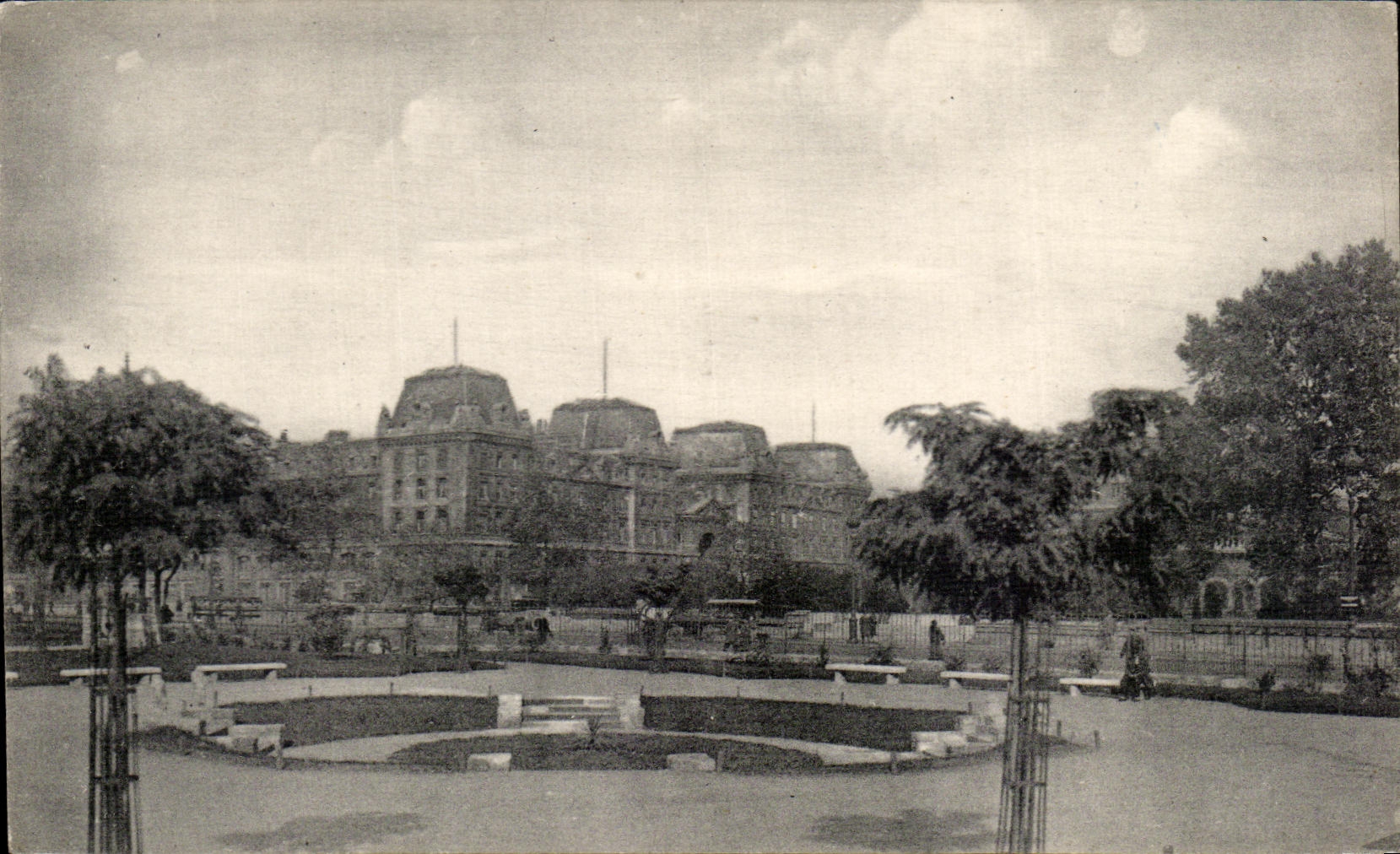 CPA Paris the Public garden street Viviani and the barracks of quotes
