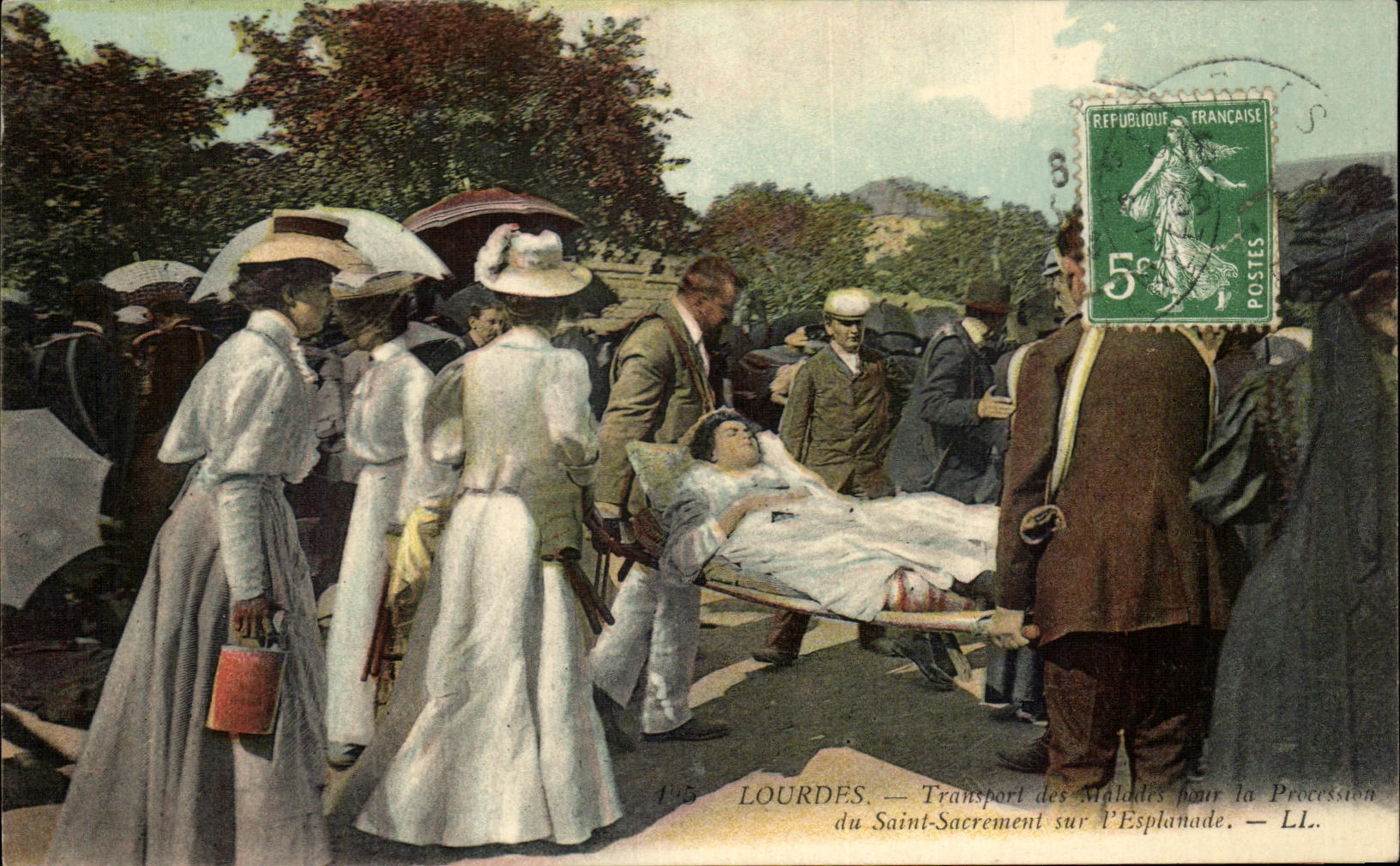 CPA Lourdes Transport des malades pour la procession du Saint Sacrement sur l esplanade