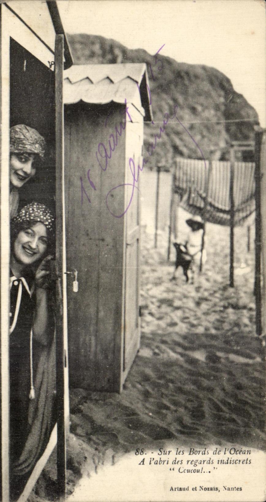 CPA en los bordes del oceano tiene abrigo de los ojos inquisitivos Coucou el banar de la choza
