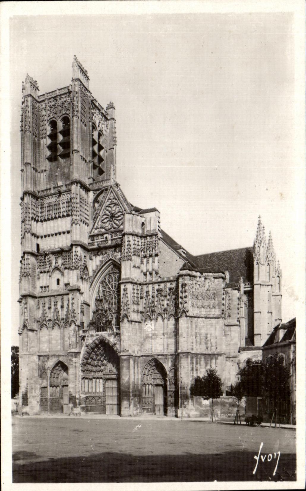 CPA Auxerre La Cathedrale Saint Etienne