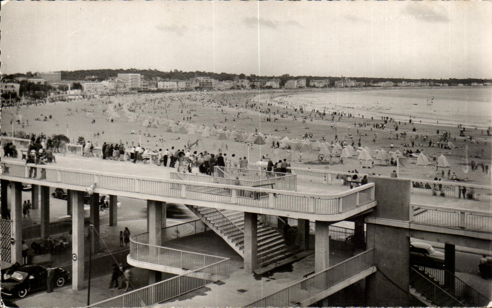 CPSM Royan Portique du Front de Mer et la Plage