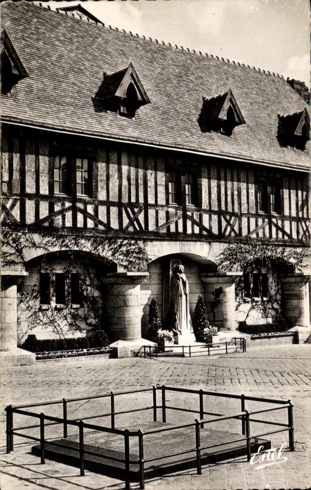 CPSM Places from the Old market Rouen Statue of Jeanne arc