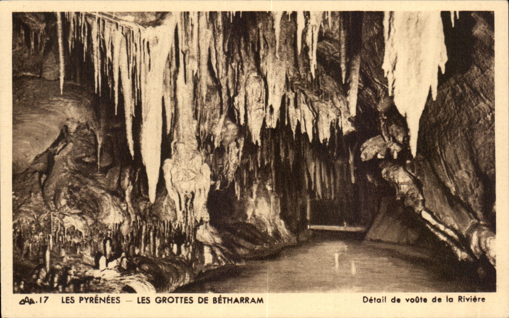 CPA Les Pyrenees Les grottes de Betharram Detail de voute de la riviere