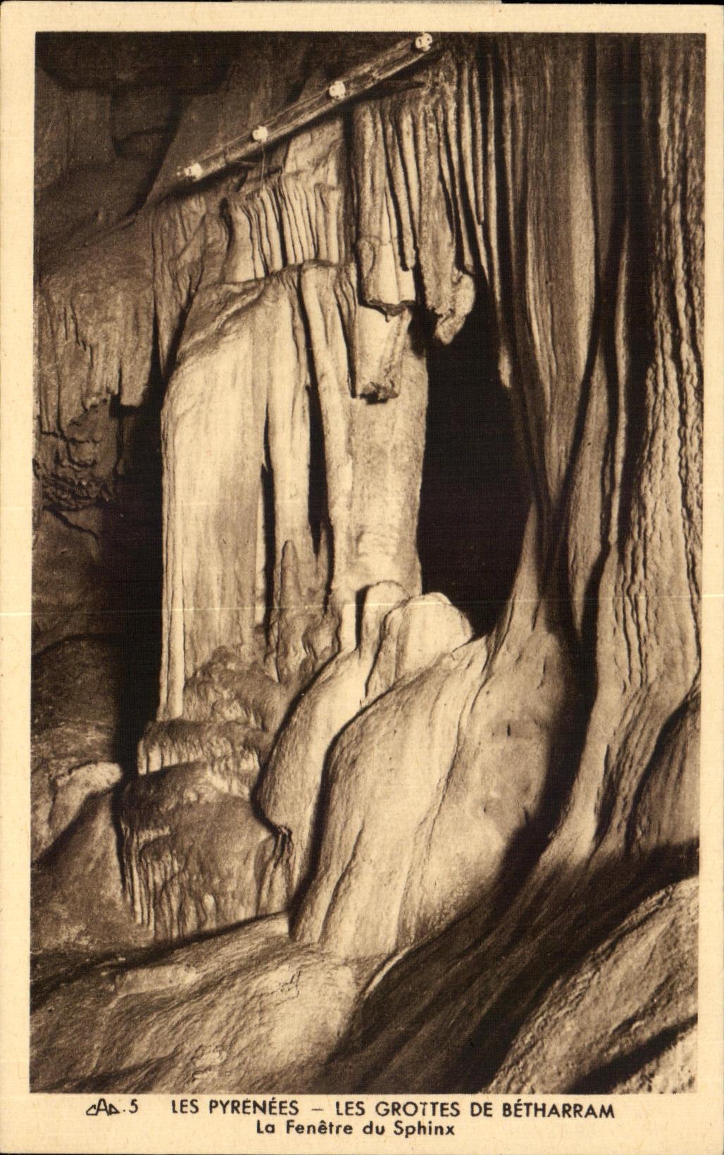 CPA Les Pyrenees Les Grottes De Betharram La Fenetre du Sphinx