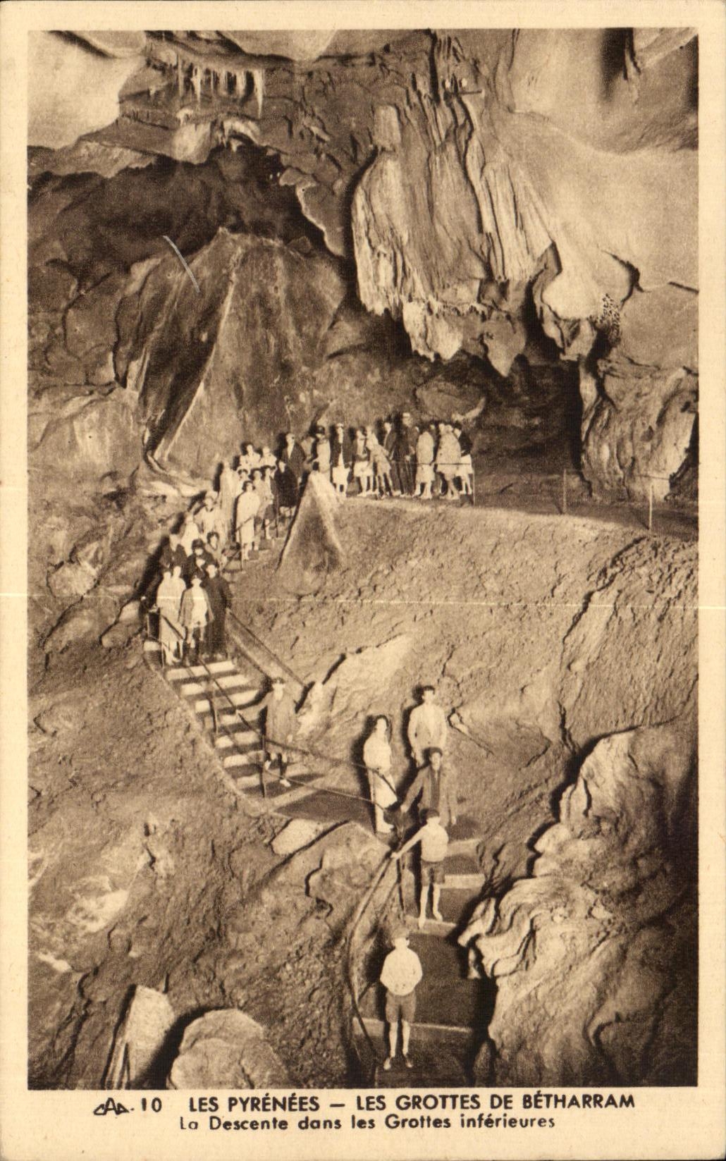 CPA Les Pyrenees les Grottes De Betharram la Descente dons les Grottes Inferieures