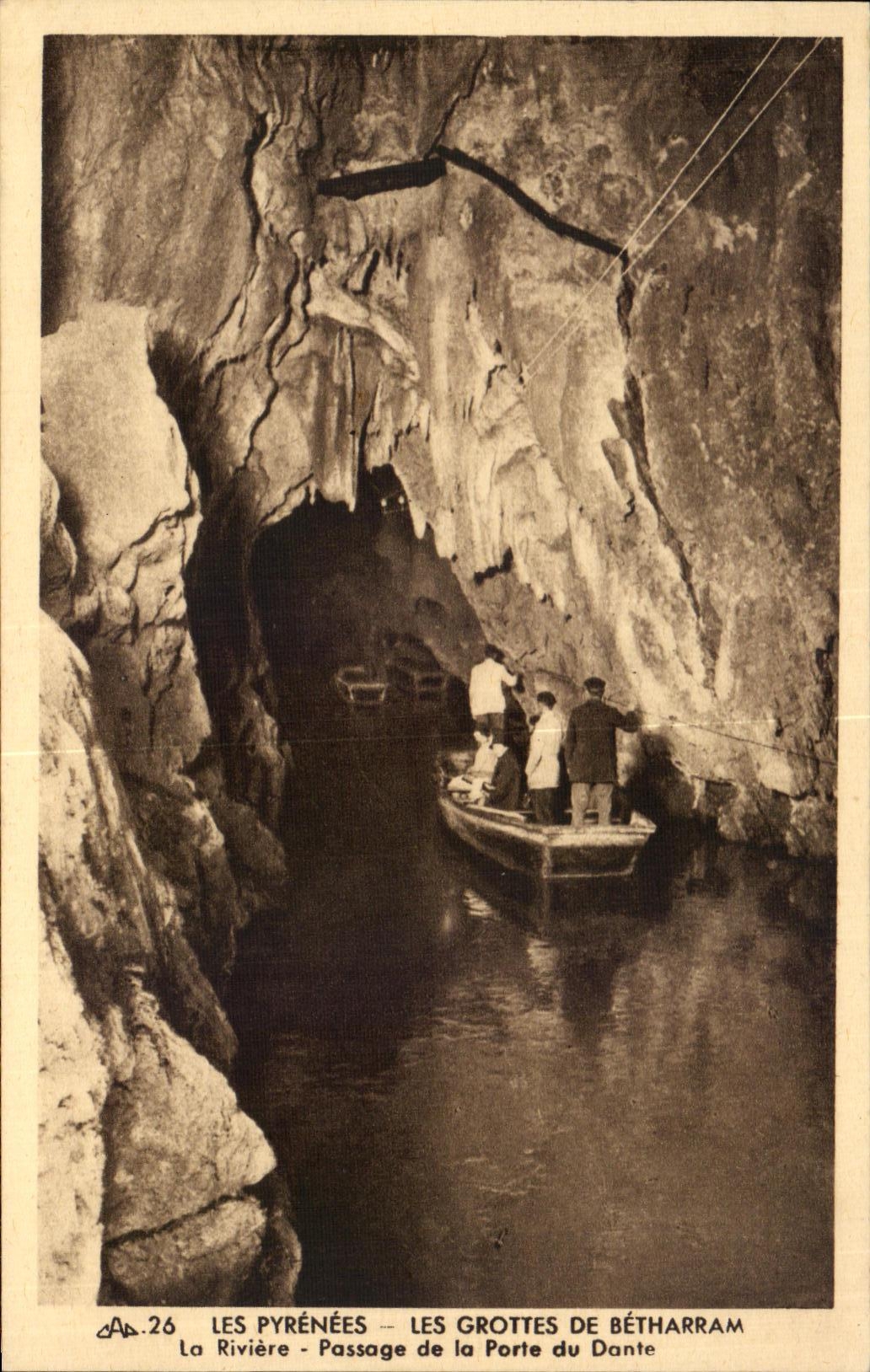 CPA Les Pyrenees Les Grottes De Betharram La Riviere Passage de la Porte du Donte