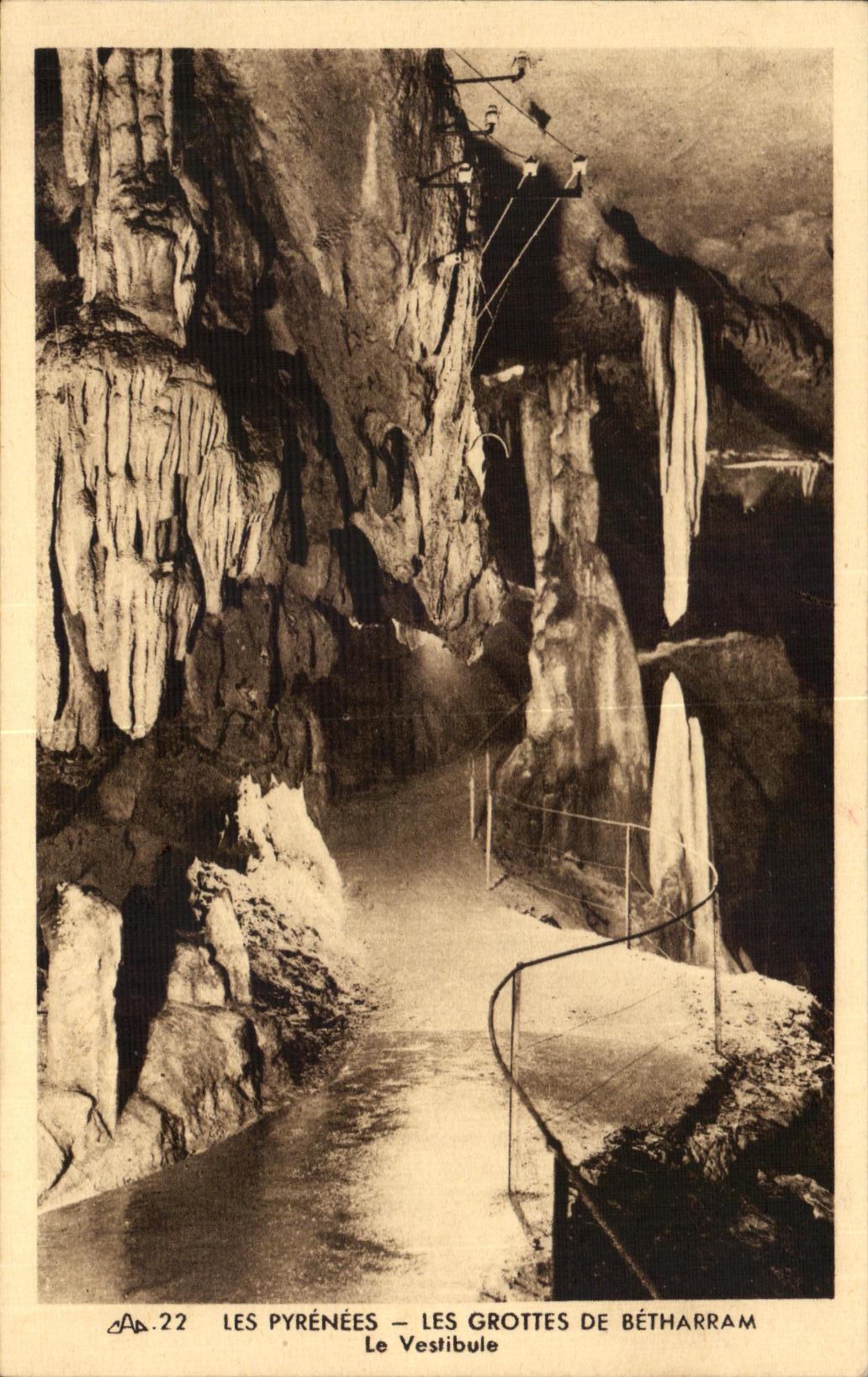 CPA Les Pyrenees Les Grottes De Betharrem Le Vestibule