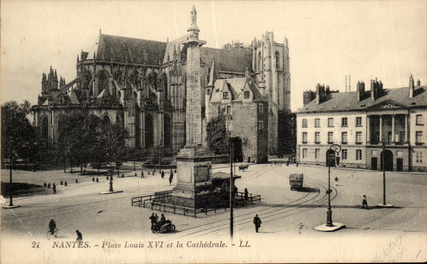 CPA Nantes Places Louis XVI and the Cathedral