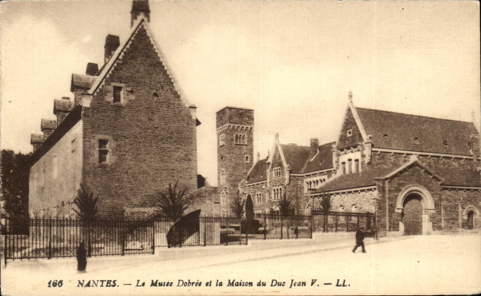 CPA Nantes the Dobree Museum and the House of the Duke Jean