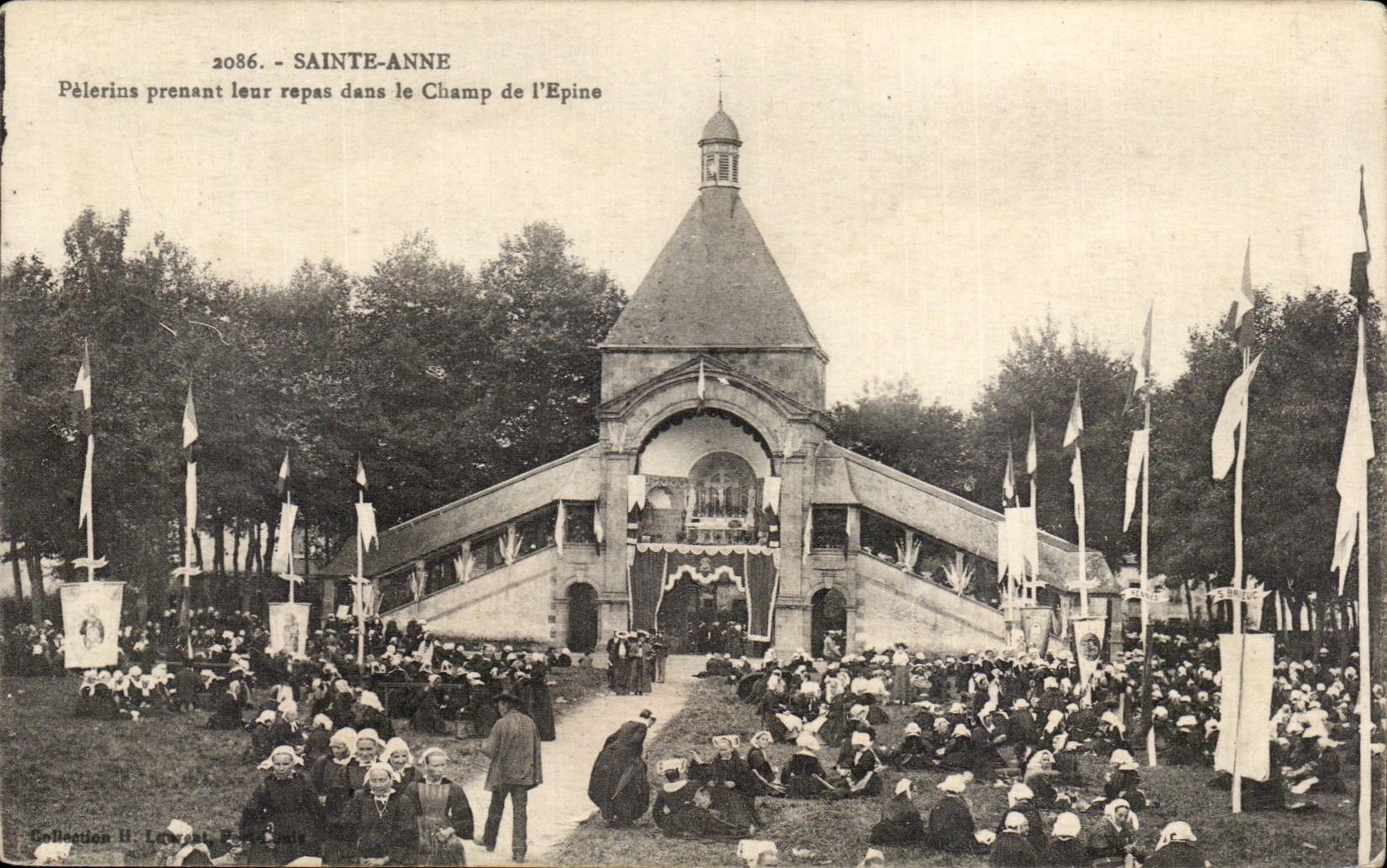 CPA Sainte Anne Pelerins Taking their meal in the Field of I Spine Folklore Costume