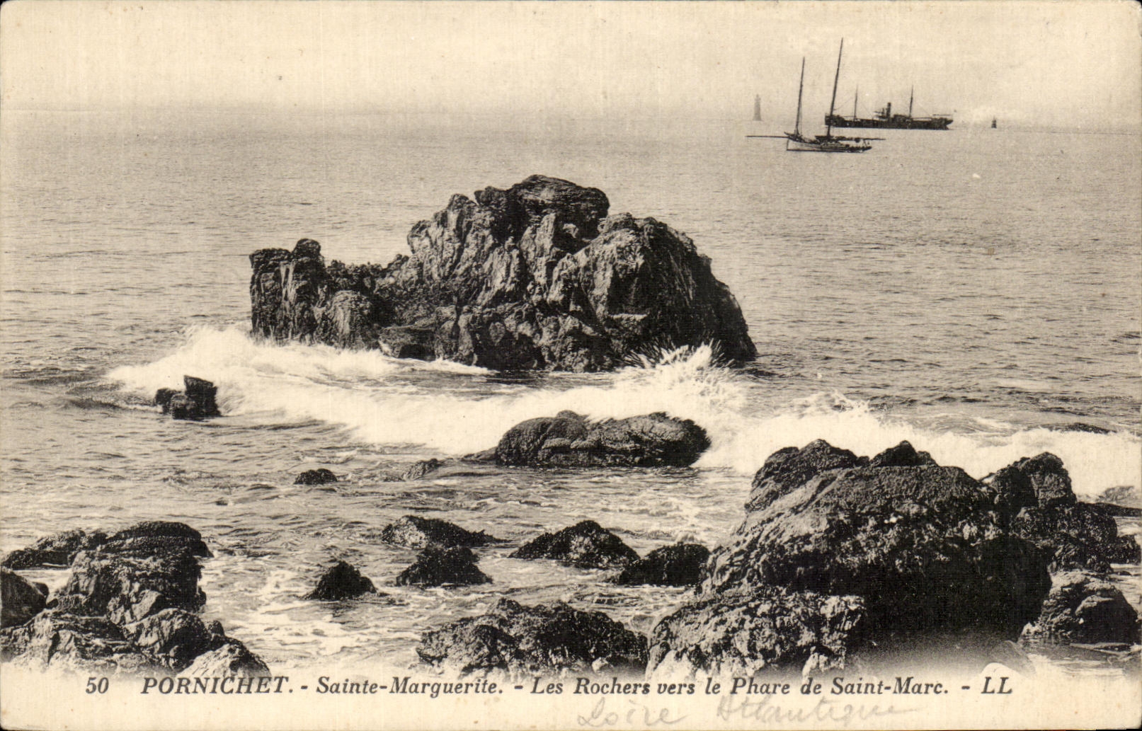 CPA Pornichet Sainte Marguerite Rocks towards the Lighthouse of Saint Marc Lighthouse Boats