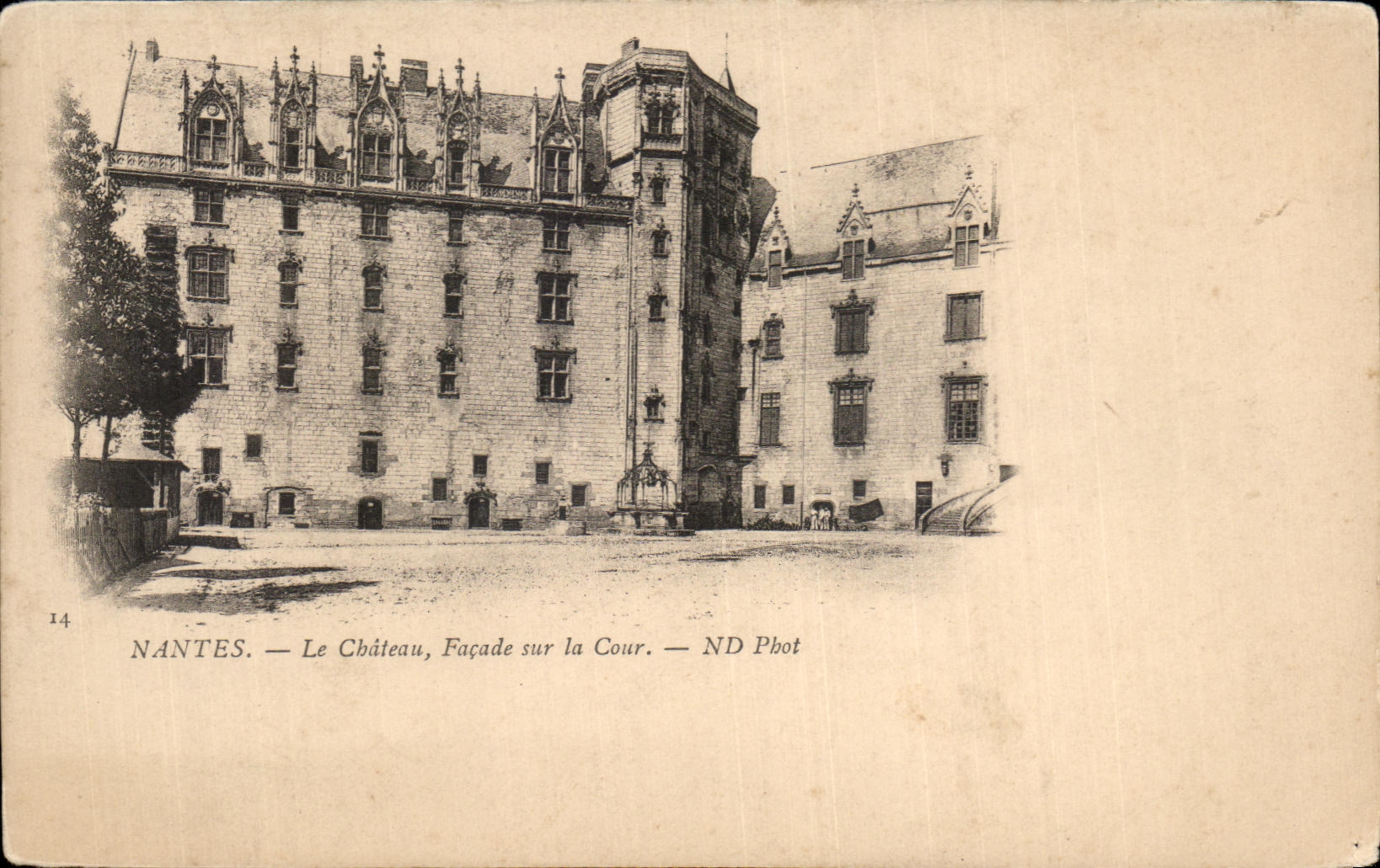 CPA Nantes the Castle Frontage on the Court