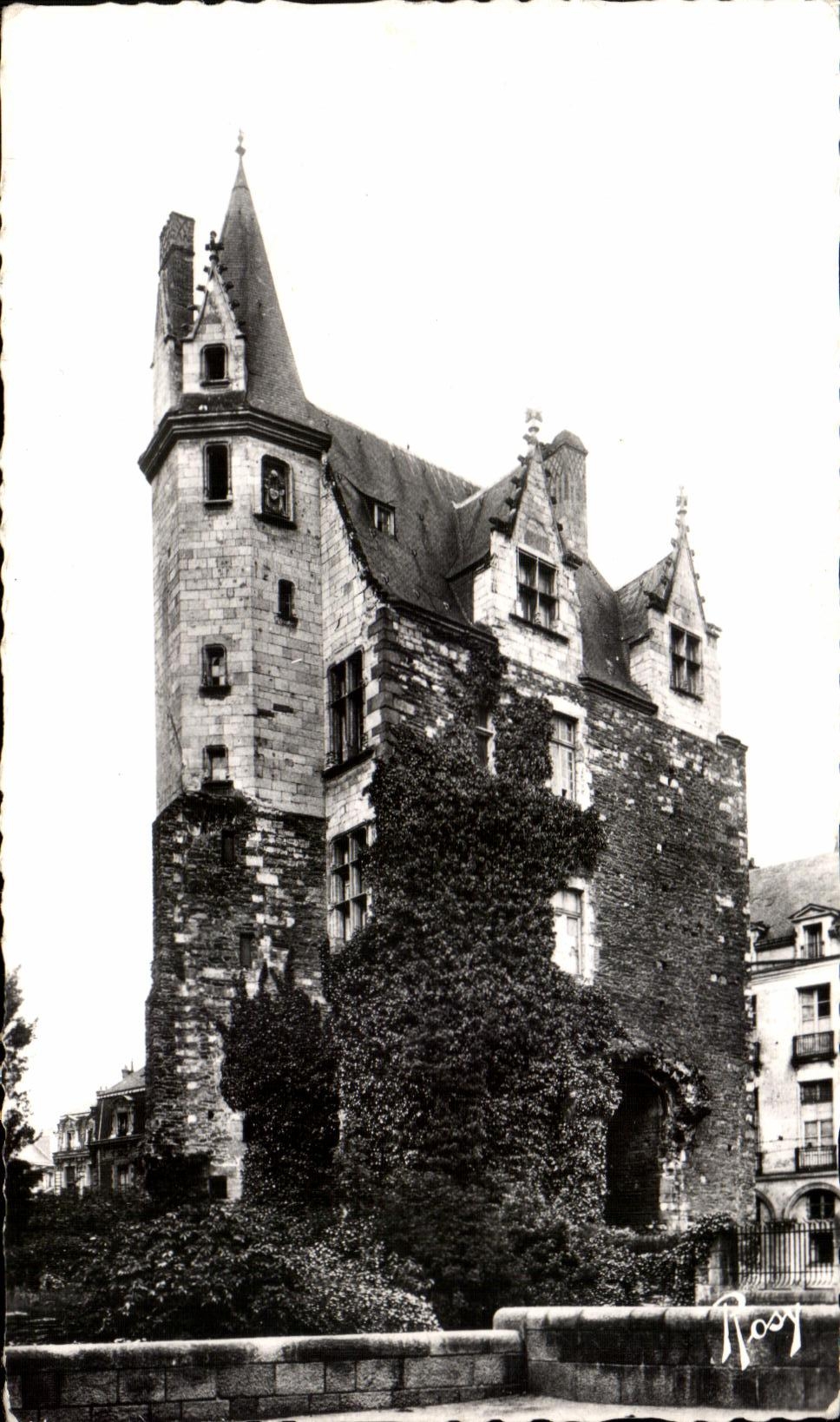 CPA Nantes the Gate Holy Pierre of the XV E century Old Eveche