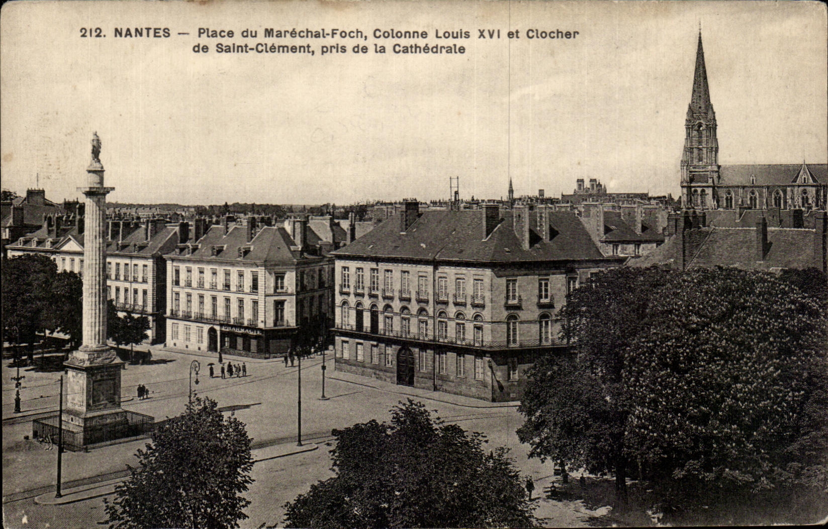 CPA Nantes Places of the Marshal Foch Colonne Louis XVI and Bell-tower of Saint Clement taken of the Cathedral