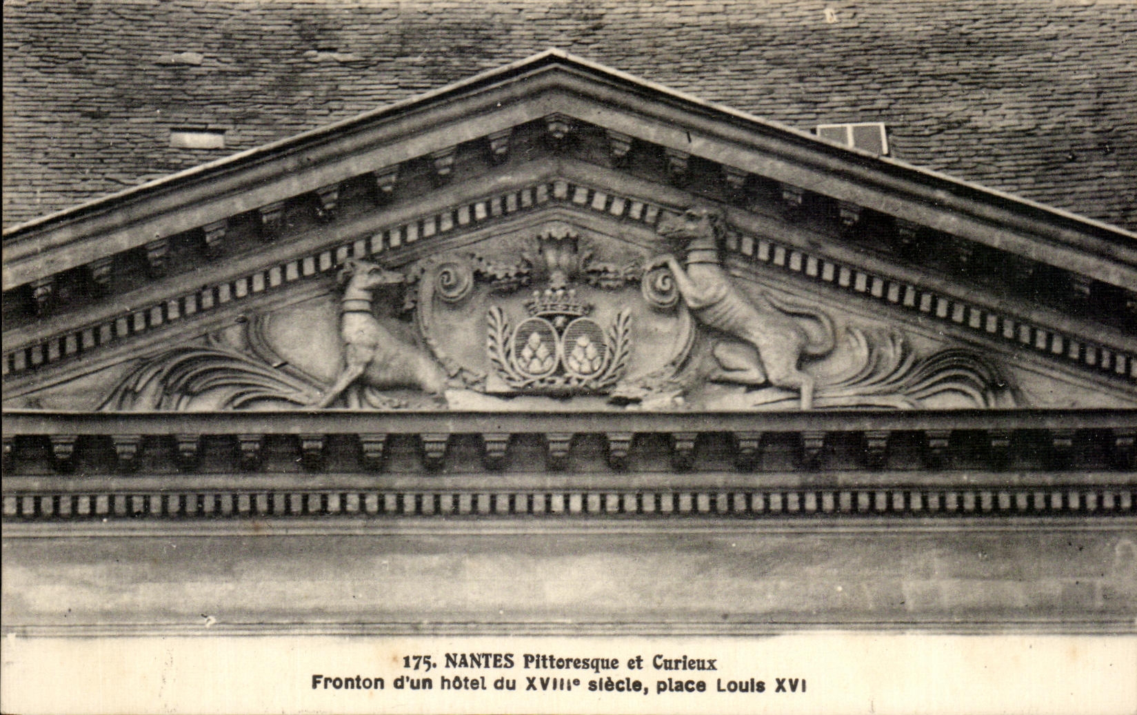 CPA Picturesque Nantes and Curious Pediment a hotel of the XVIIIe century places Louis XVI