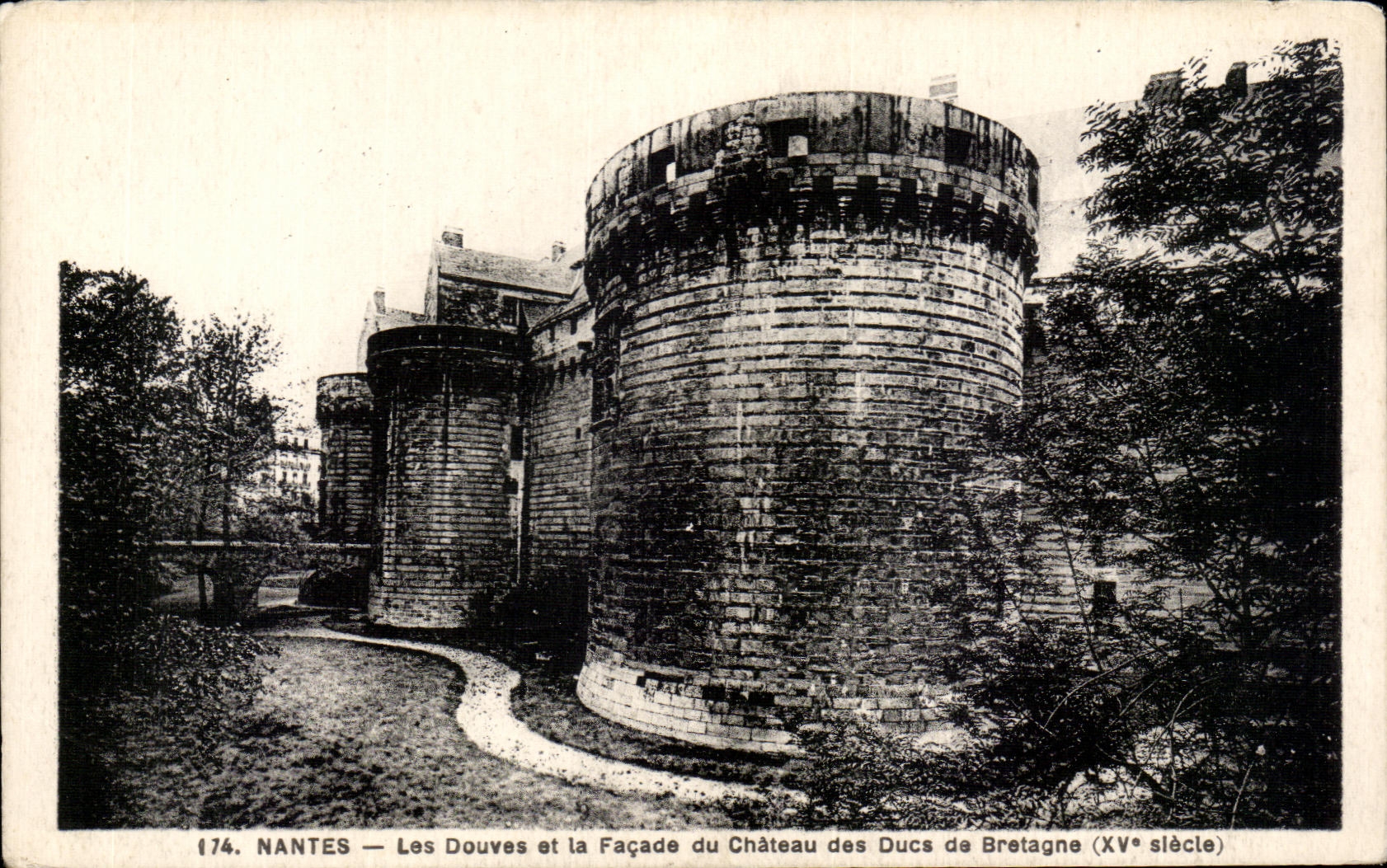 CPA Nantes Ditches and the Frontage of the Castle of Brittany