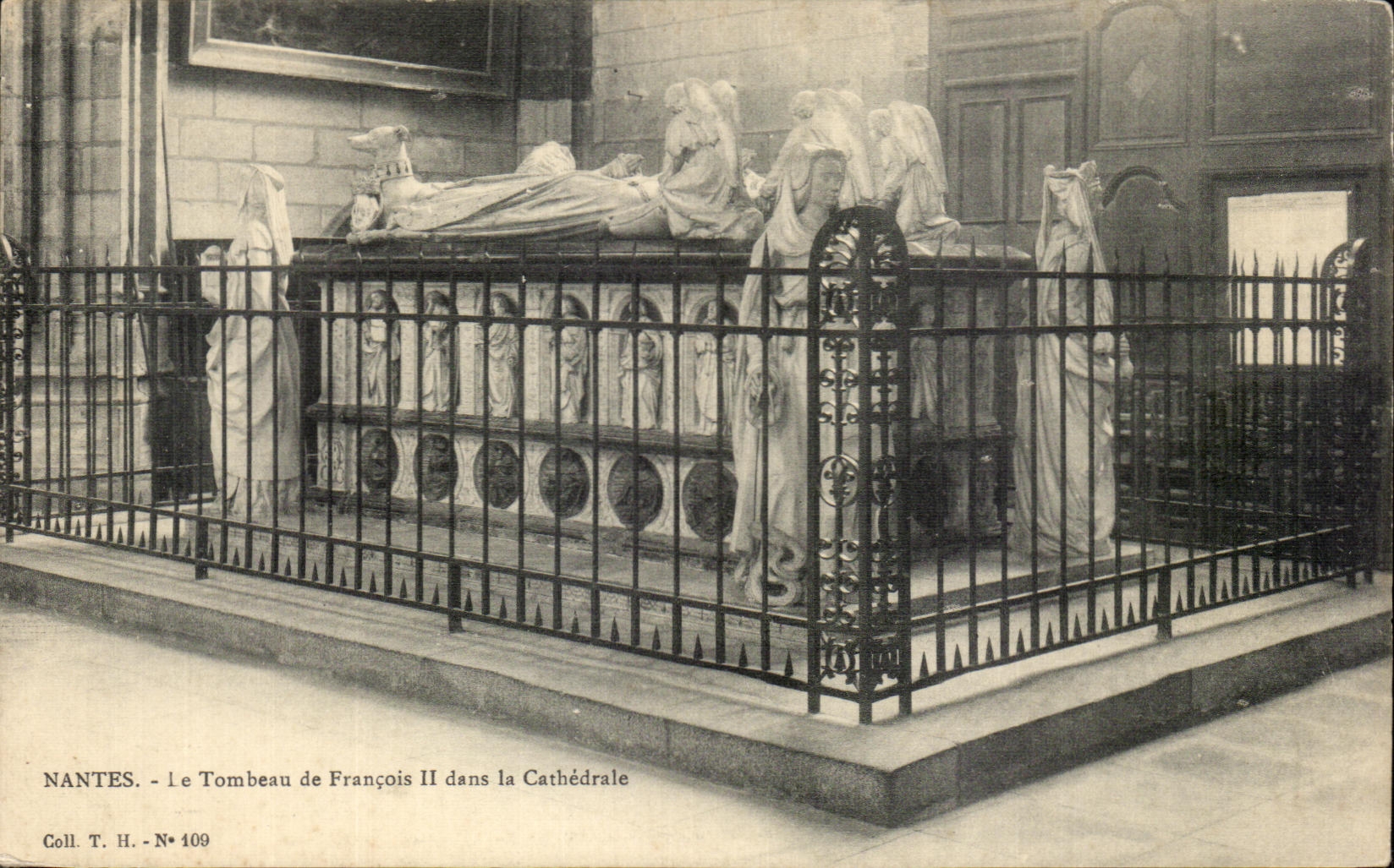 CPA Nantes the Tomb of Francois II in the Cathedral
