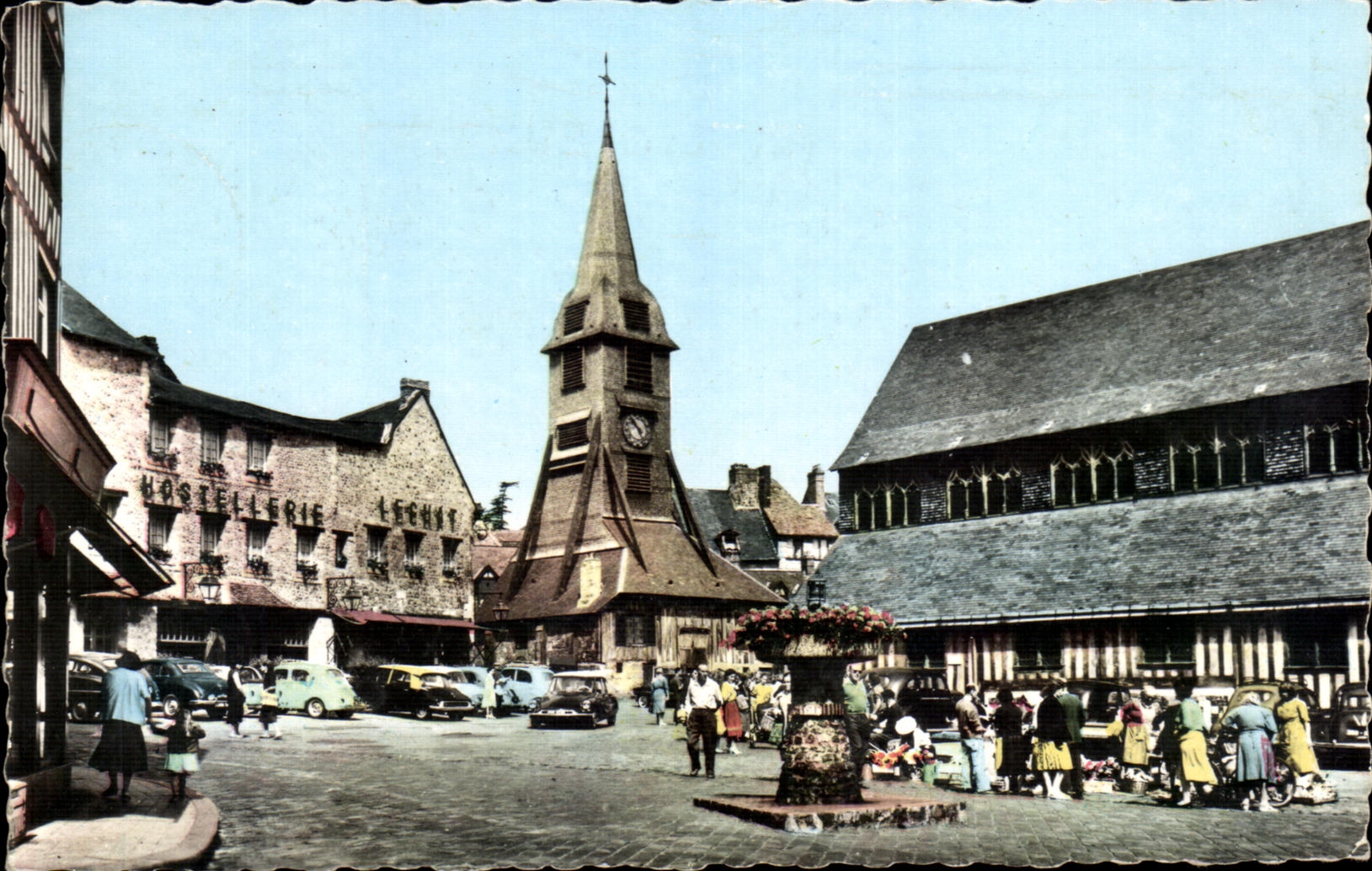 CPA Honfleur (Calvados) La place Sainte Catherine