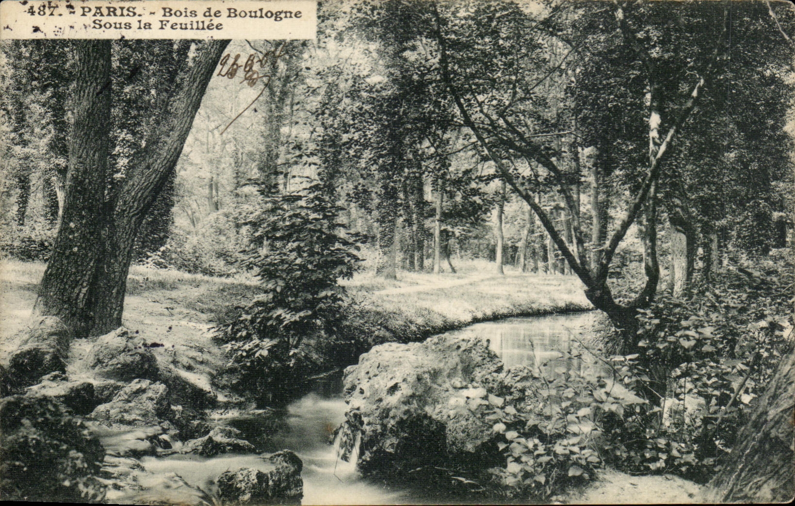 CPA Paris Bois de Boulogne Under the feuillee