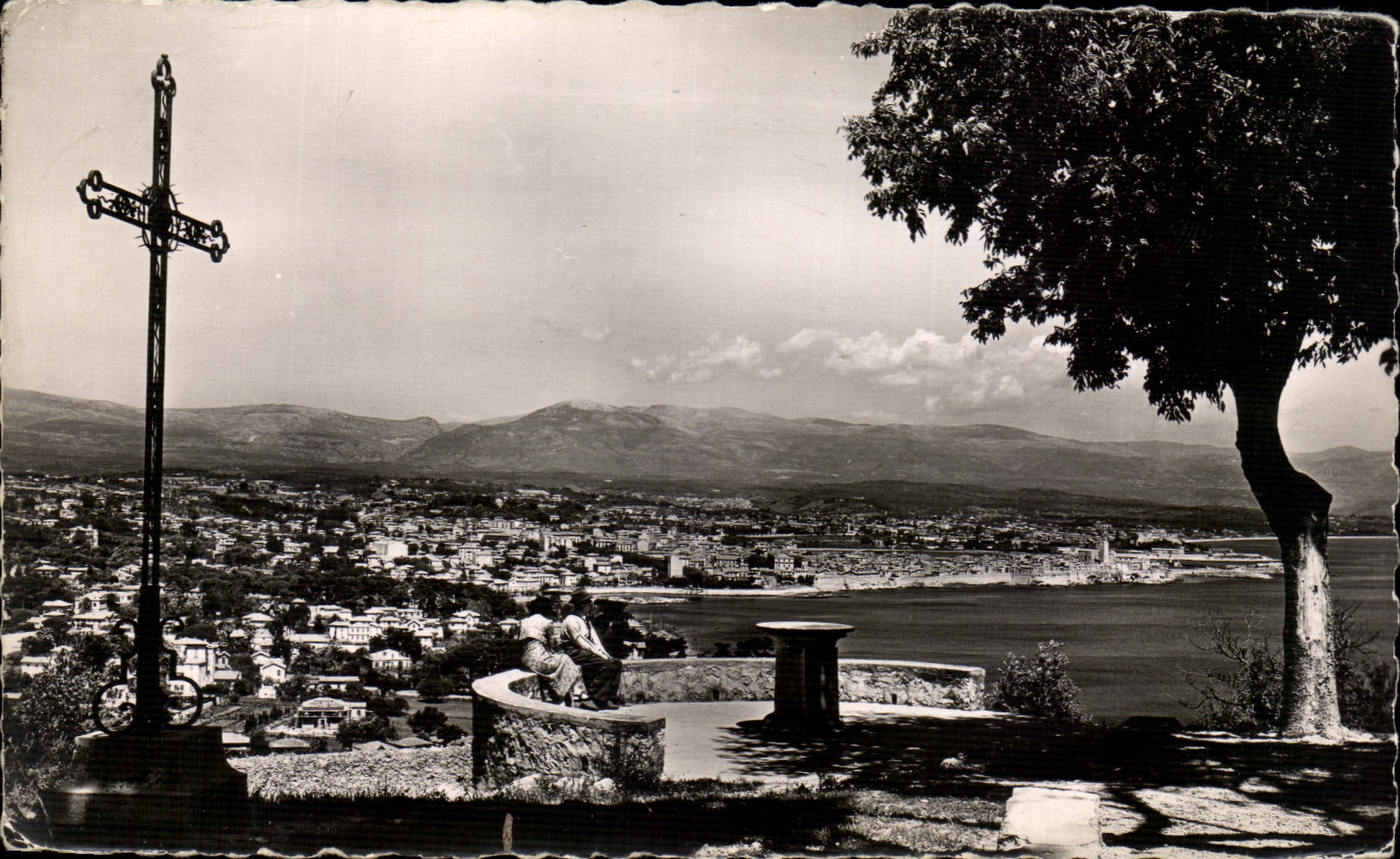 CPA La Garoupe La table d orientation Vue panoramique sur Antibes Au fond la Chaine des Alpes