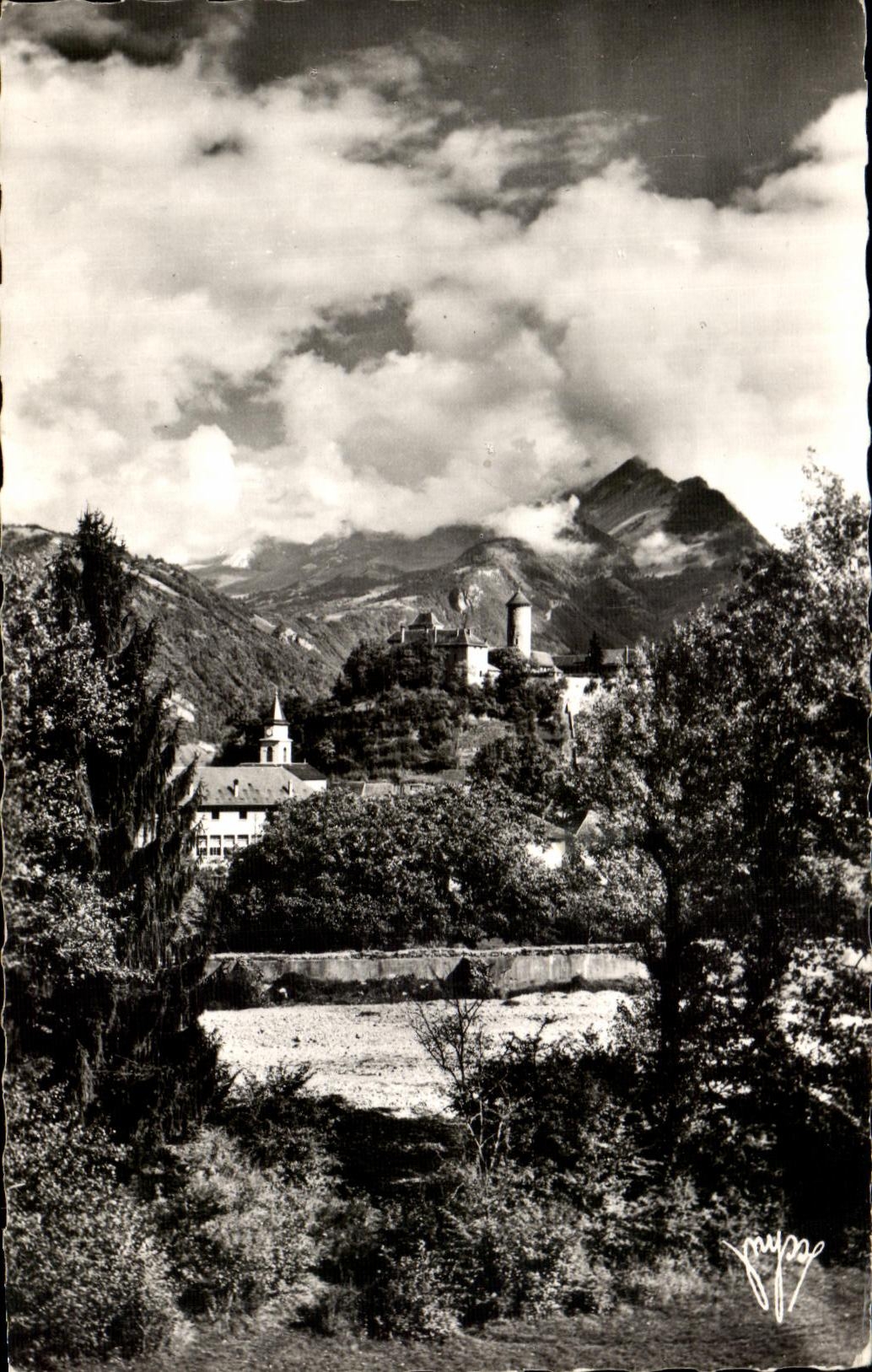 CPSM Faverges (Haute Savoie) Le Chateau et le Mont Charvin