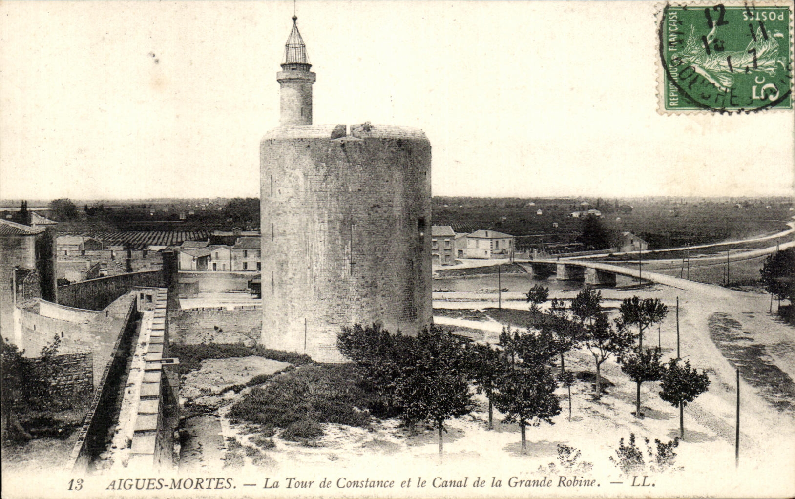 CPA Aigues Mortes La Tour de Constance et le Canal De La Grande Robine