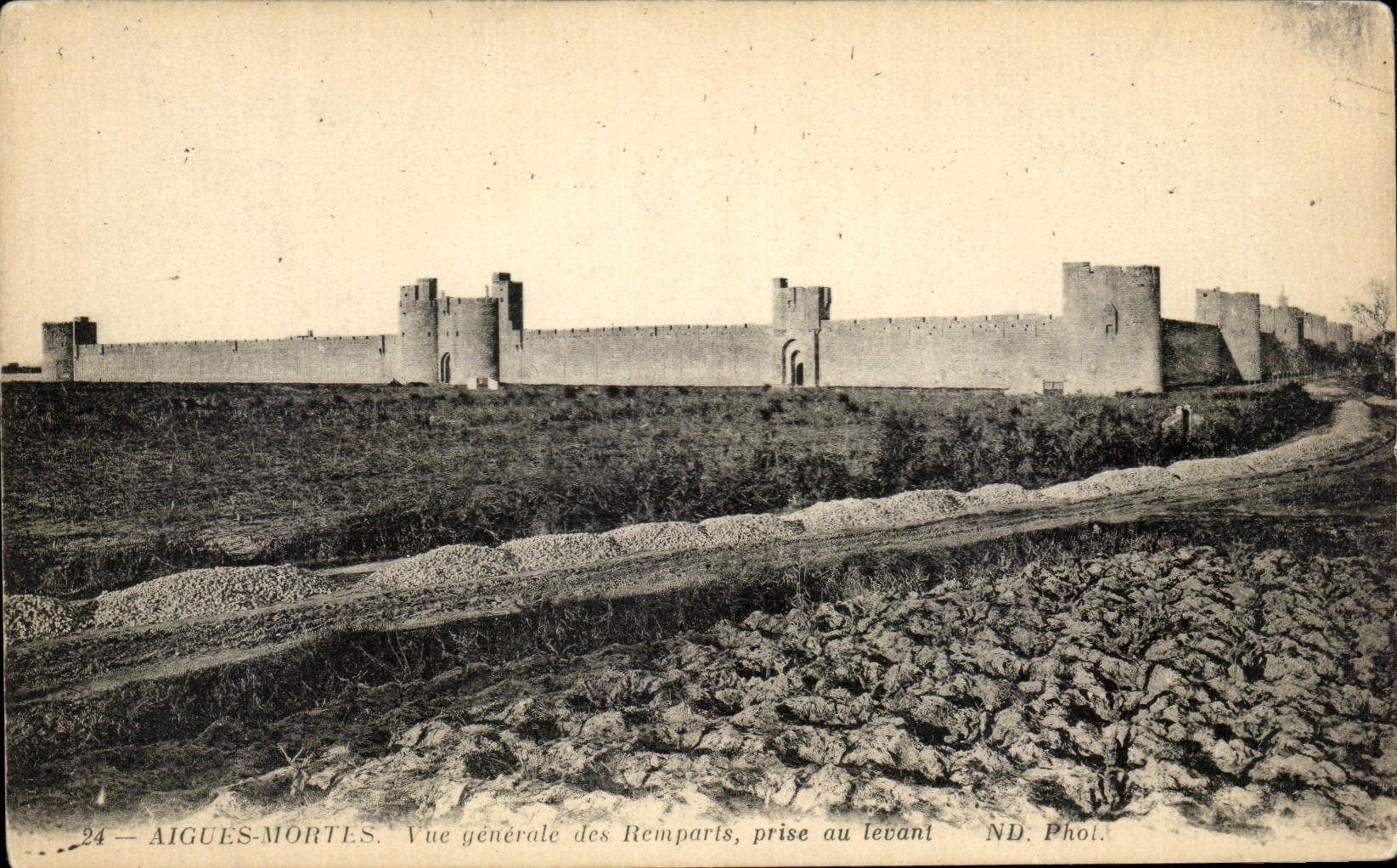 CPA Aigues Mortes Vue Generale des Remparts Prise au Levant