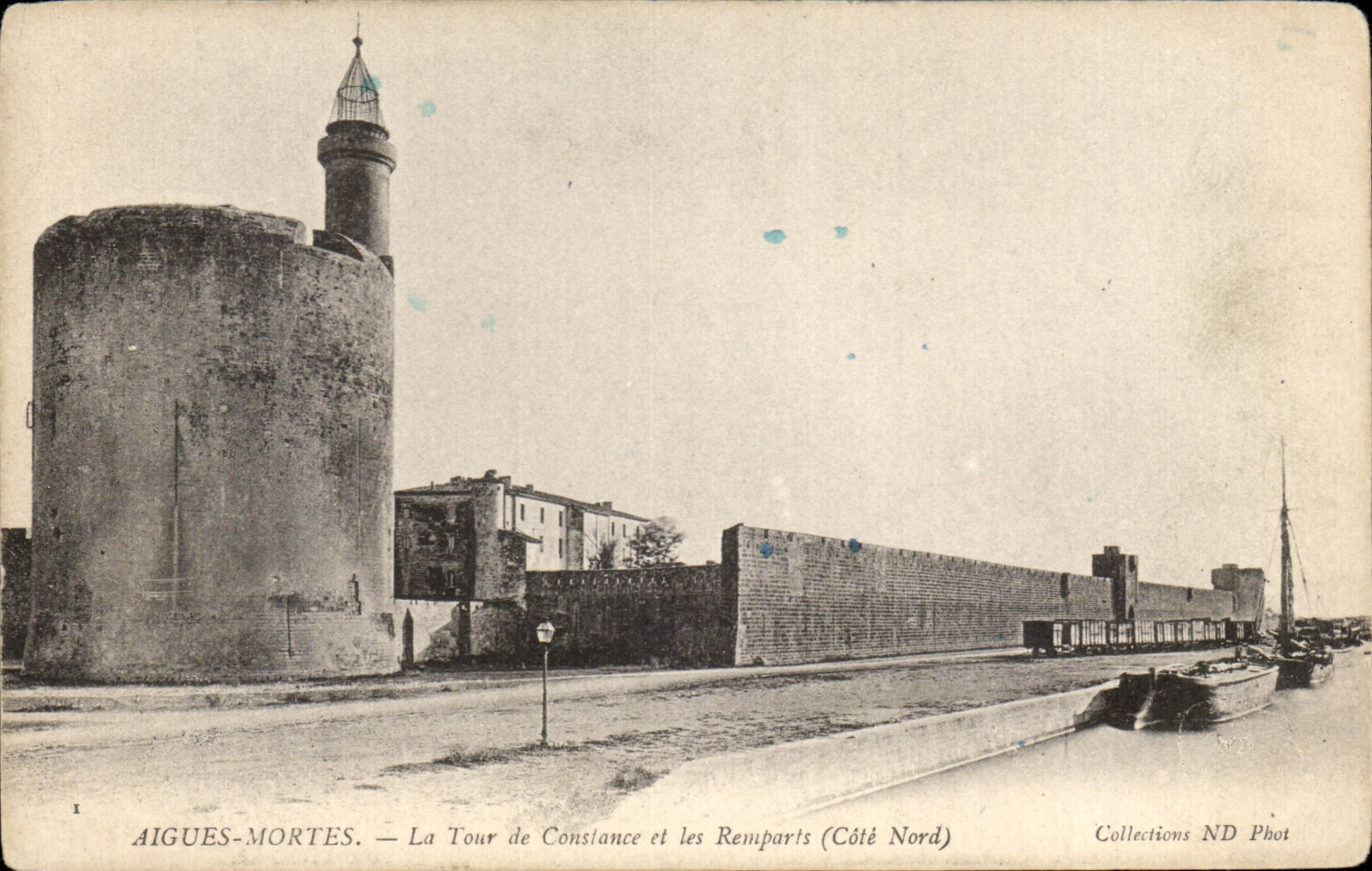 CPA Aigues Mortes La Tour de Constance et les Remparts