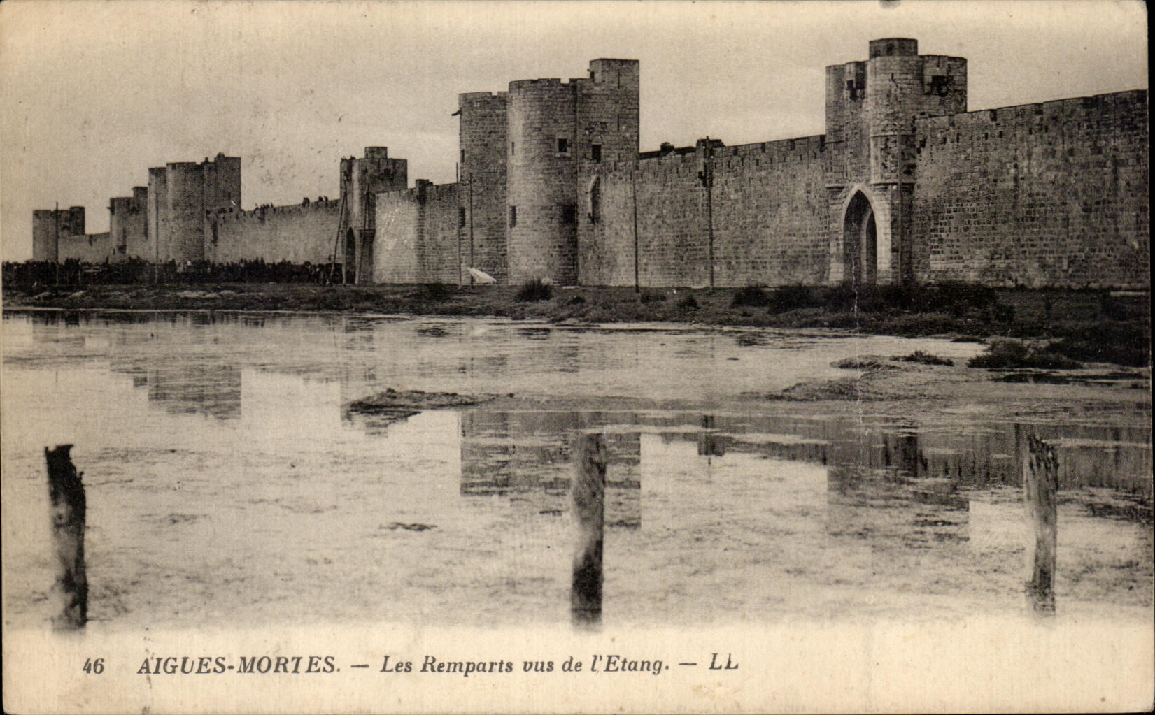 CPA Aigues Mortes Les Remparts vus de L Etang