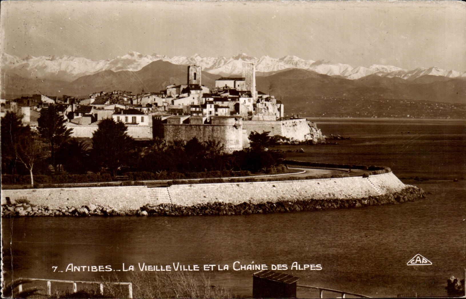 CPA Antibes La Vieille Ville Et La Chaine Des Alpes