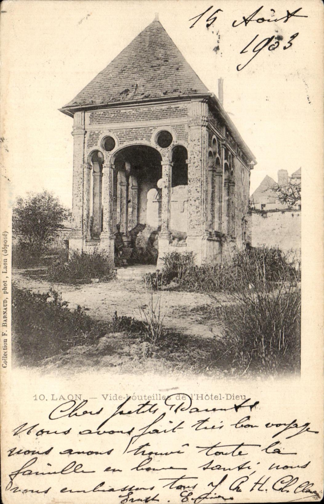 CPA Laon Vide bouteilles de L Hotel Dieu