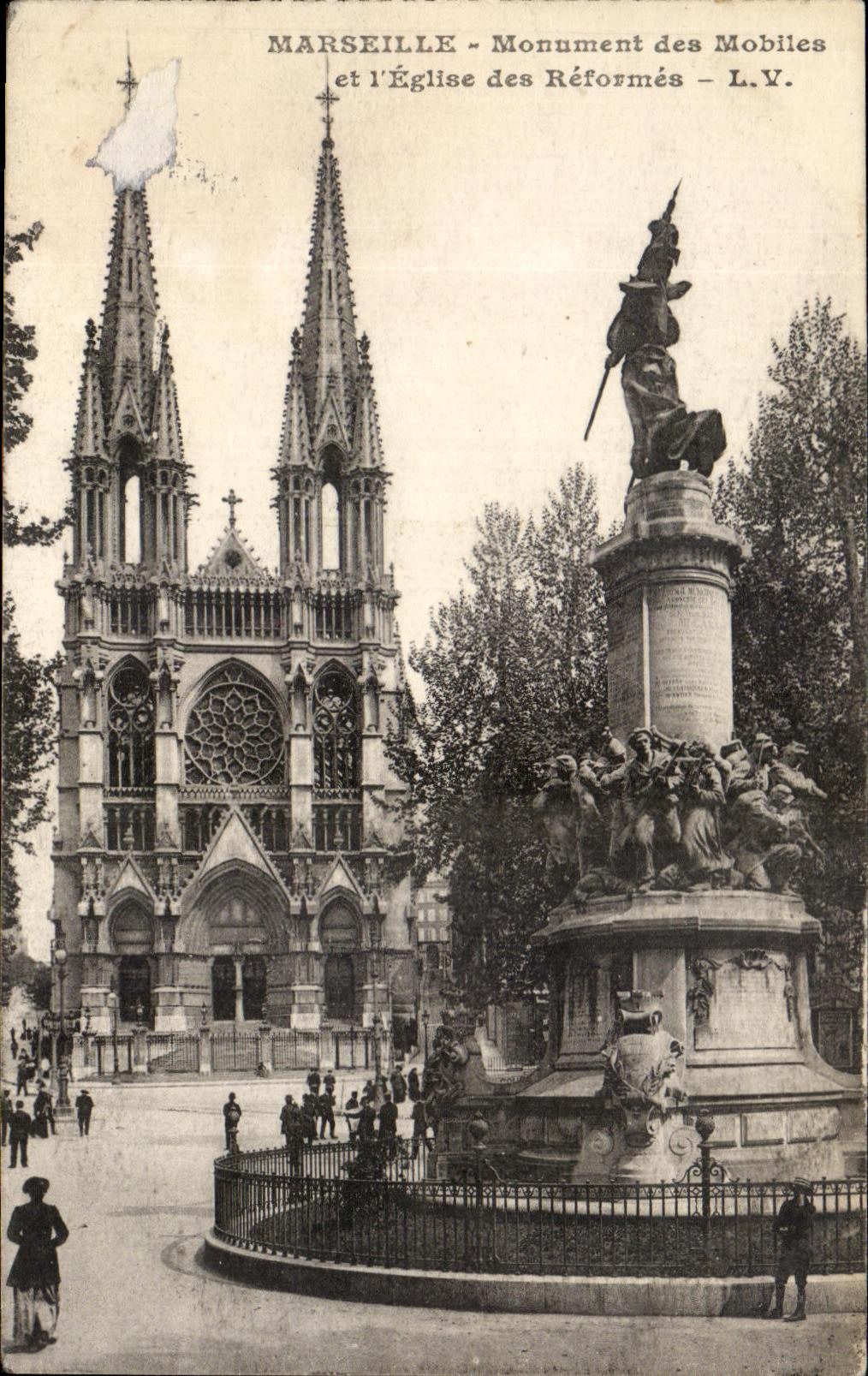 CPA Marseille Monument des Mobiles et l Eglise des Reformes