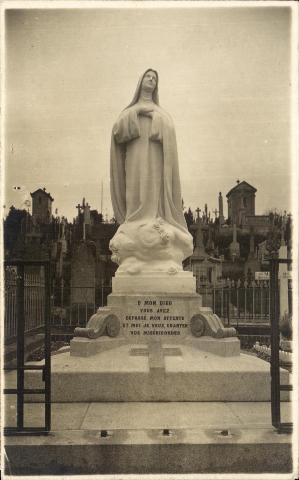 CPA Lisieux Cimetiere des carmelites Monument therese