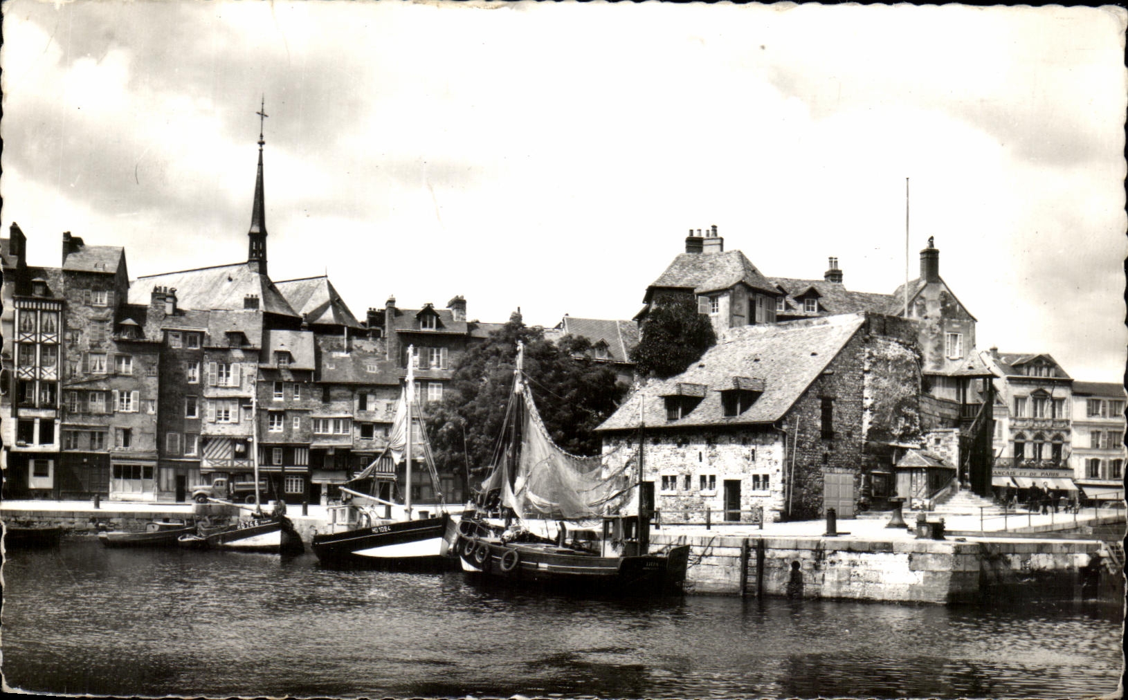 CPA Honfleur (Calvados) Vieux bassin et Lieutenance Bateaux