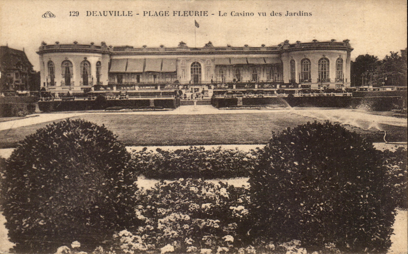 CPA Deauville Flowered Beach the Casino seen of the Gardens