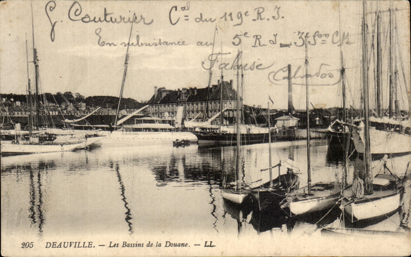 CPA Deauville Basins of the Customs Boats