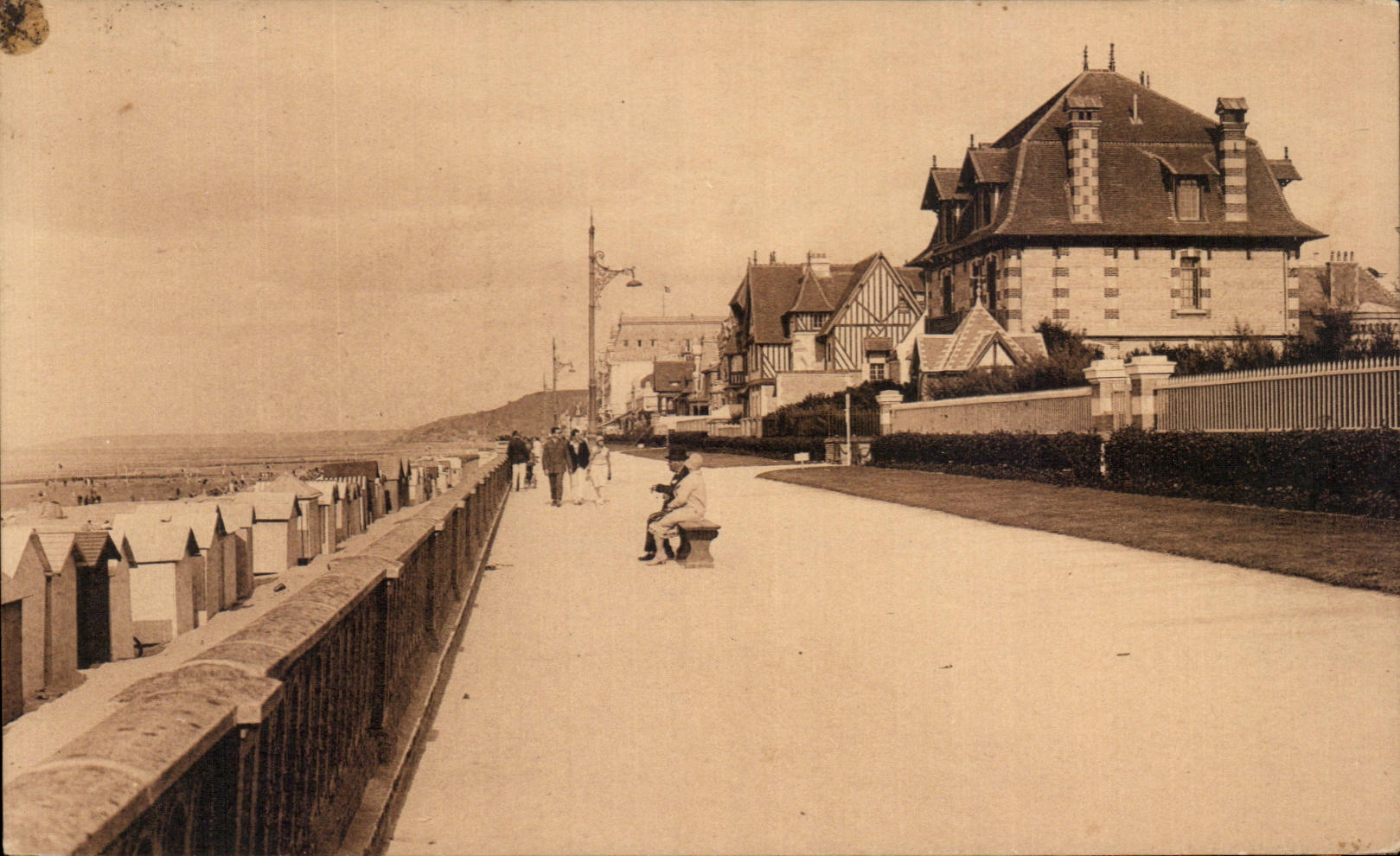 CPA Cabourg (Calvados) La Digue et les Villas